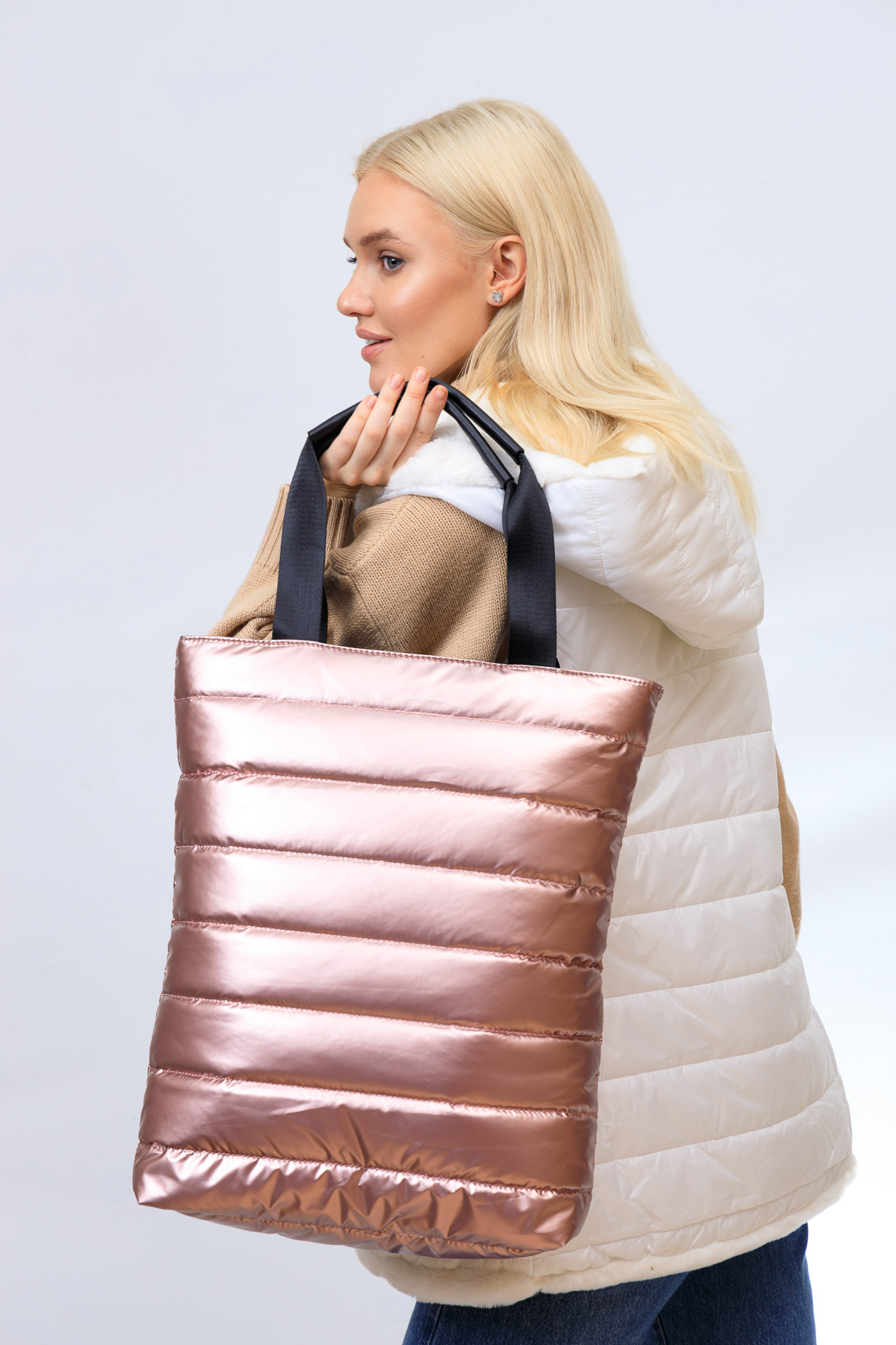 На фото 1 - Женская сумка-шоппер из водооталкивающей ткани, цвет розовый