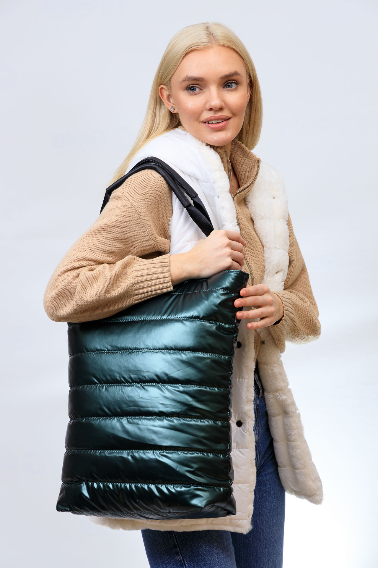На фото 1 - Женская сумка-шоппер из водооталкивающей ткани, цвет зеленый