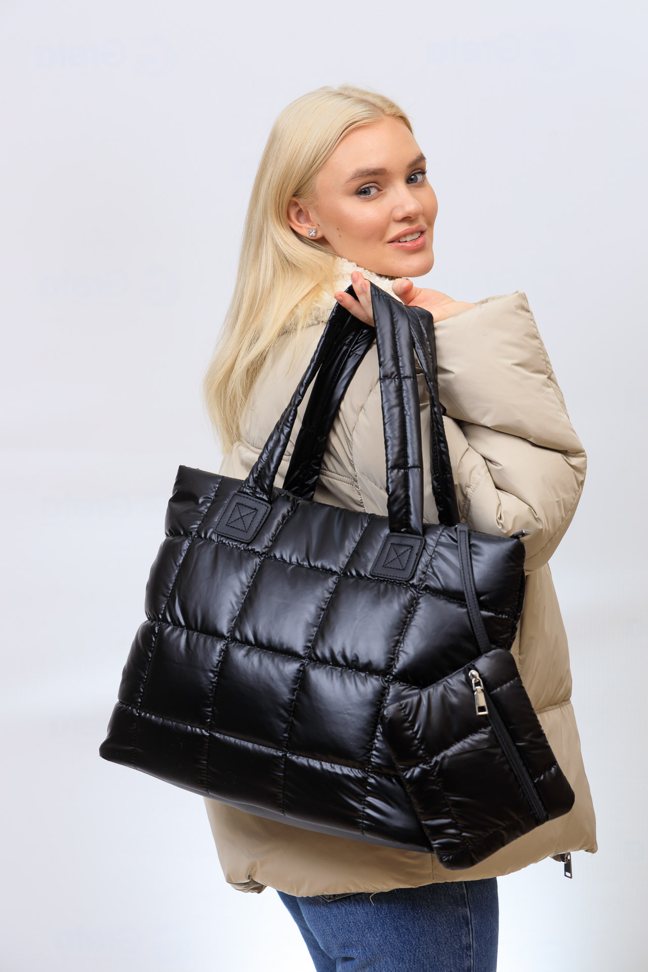 На фото 1 - Cтильная женская сумка-шоппер из водооталкивающей ткани, цвет черный