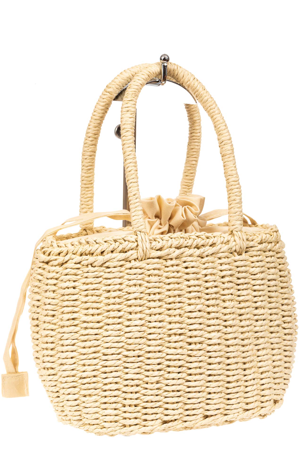 На фото 1 - Плетеная сумка-корзинка из соломки, цвет слоновой кости