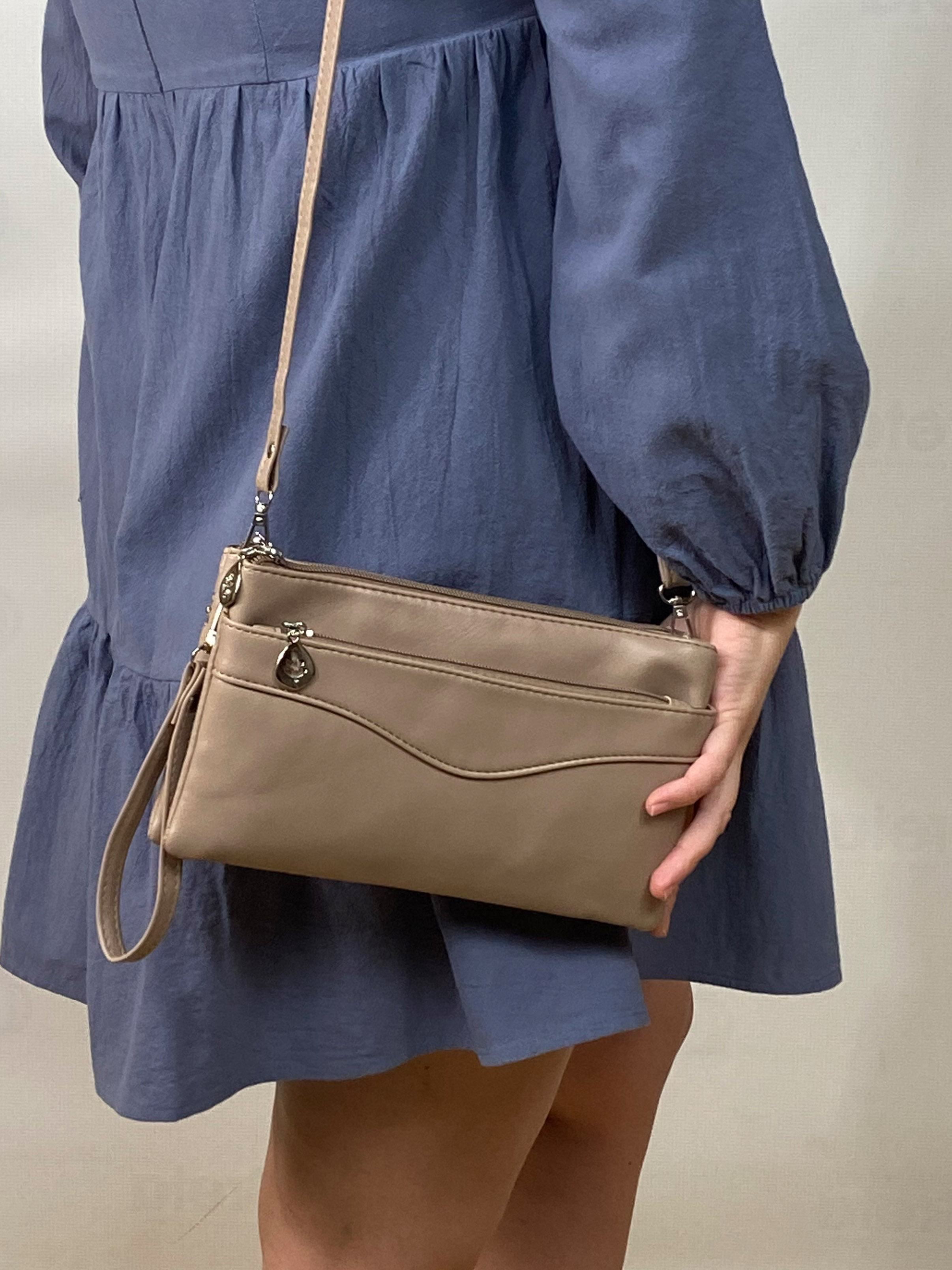 На фото 1 - Женская сумка-клатч из мягкой искусственной кожи, цвет  бежевый