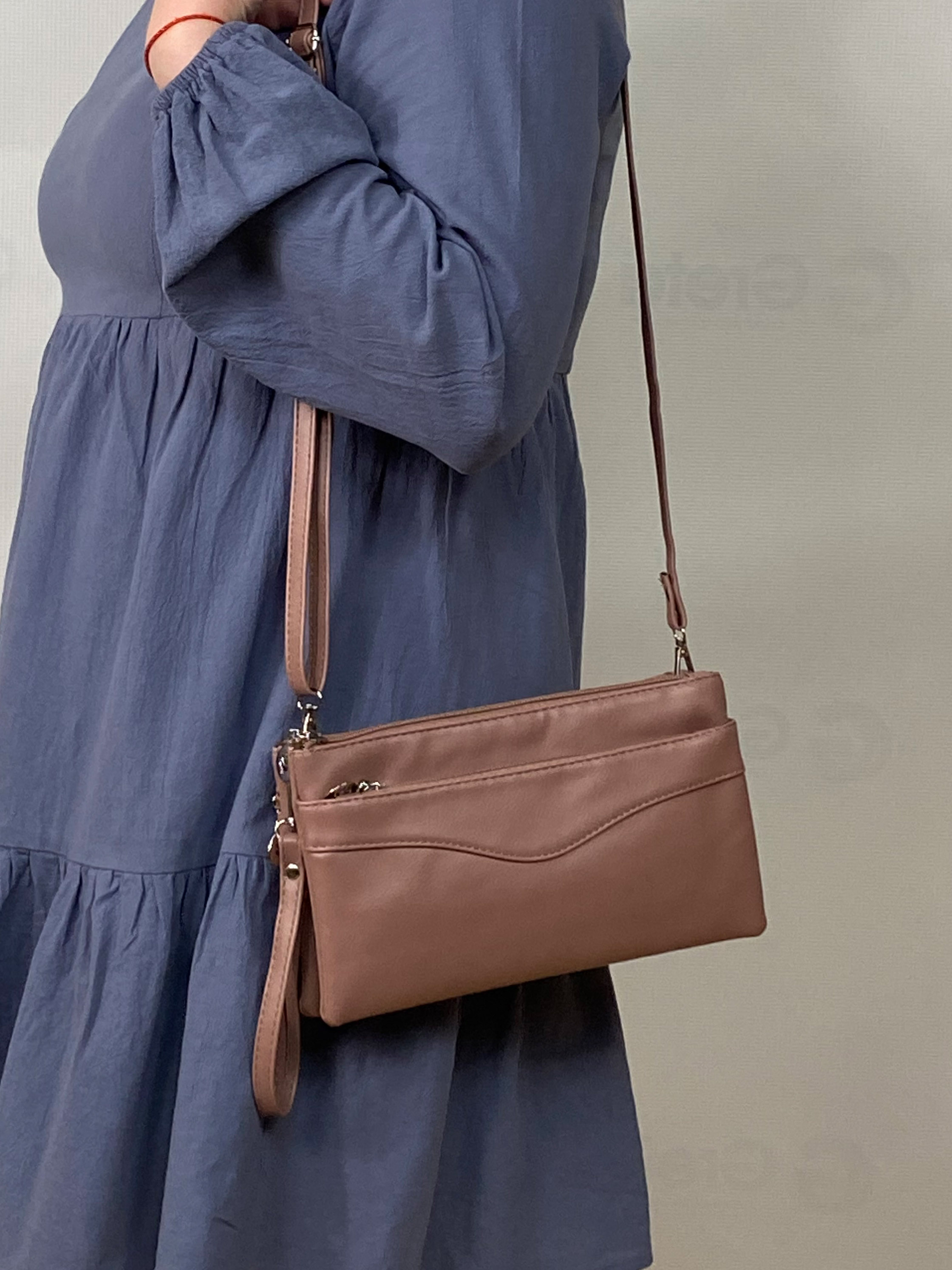 На фото 1 - Женская сумка-клатч из мягкой искусственной кожи, цвет пудра