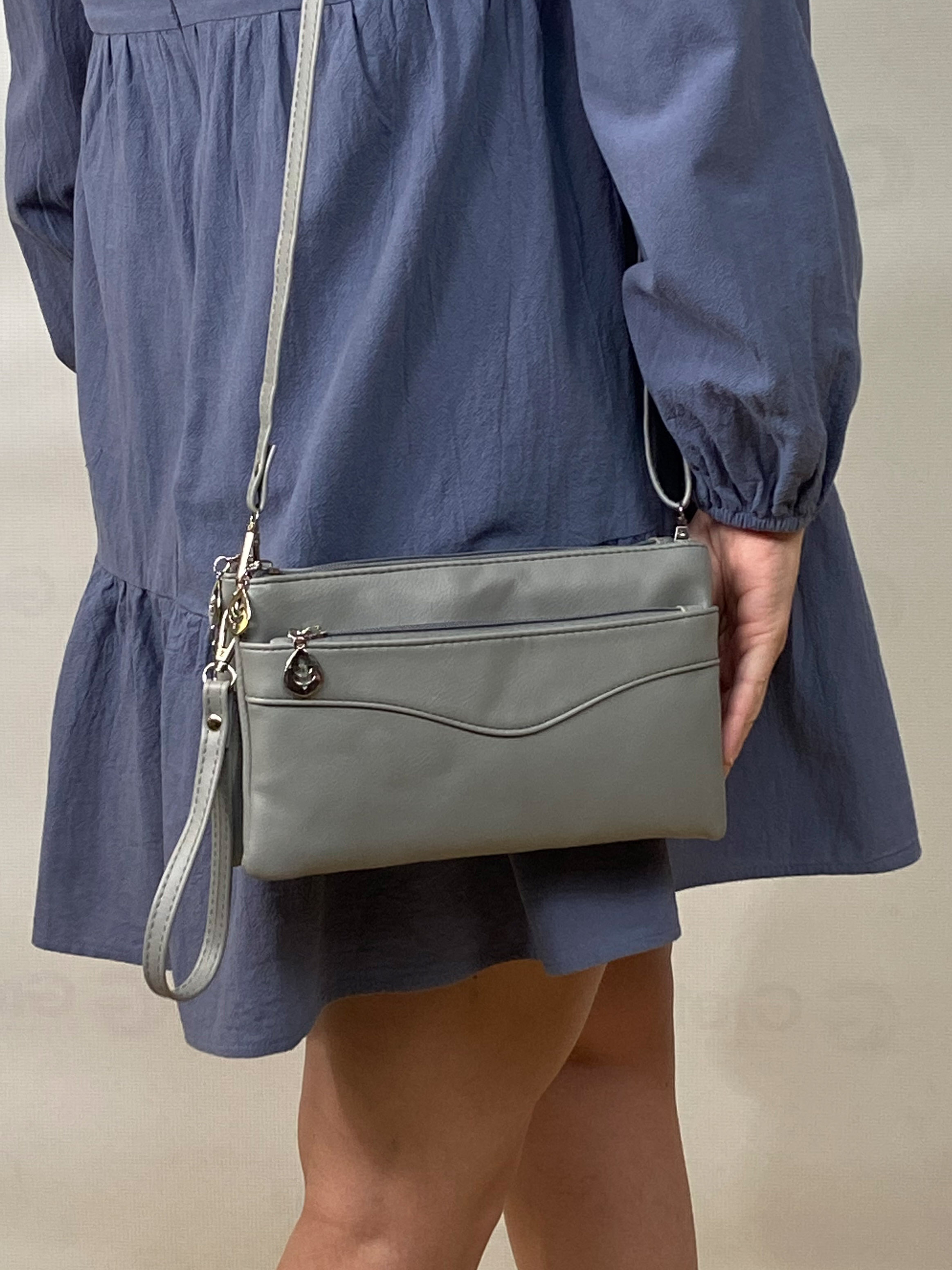 На фото 1 - Женская сумка-клатч из мягкой искусственной кожи, цвет серо-голубой