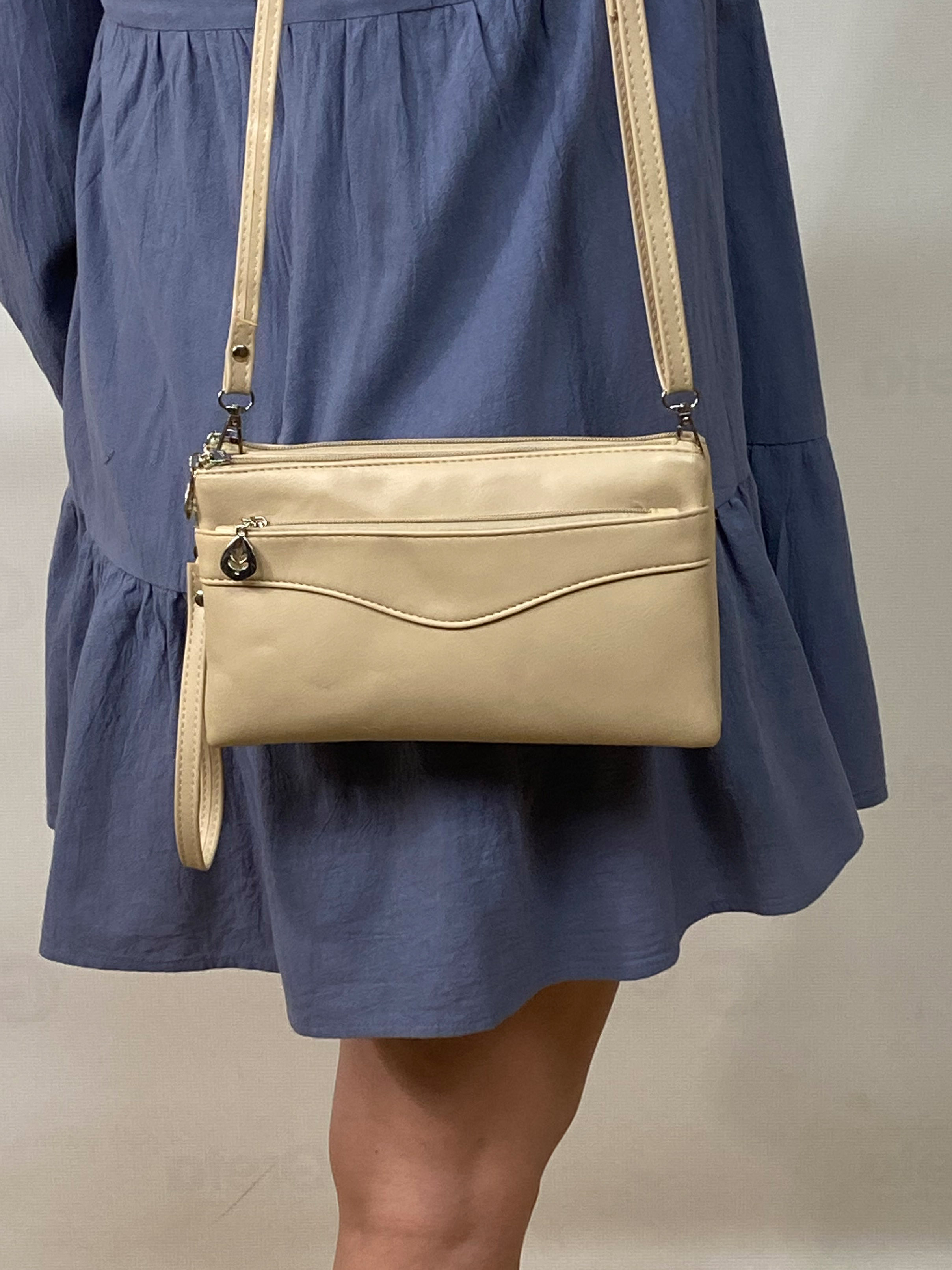 На фото 1 - Женская сумка-клатч из мягкой искусственной кожи, цвет бежево желтый