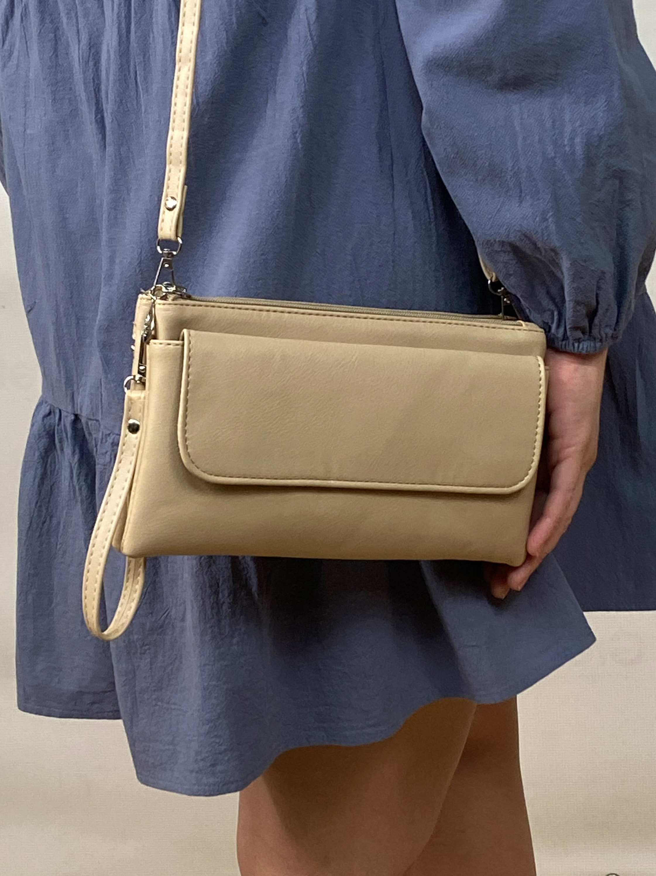 На фото 1 - Женская сумка-клатч из мягкой искусственной кожи, цвет бежевый