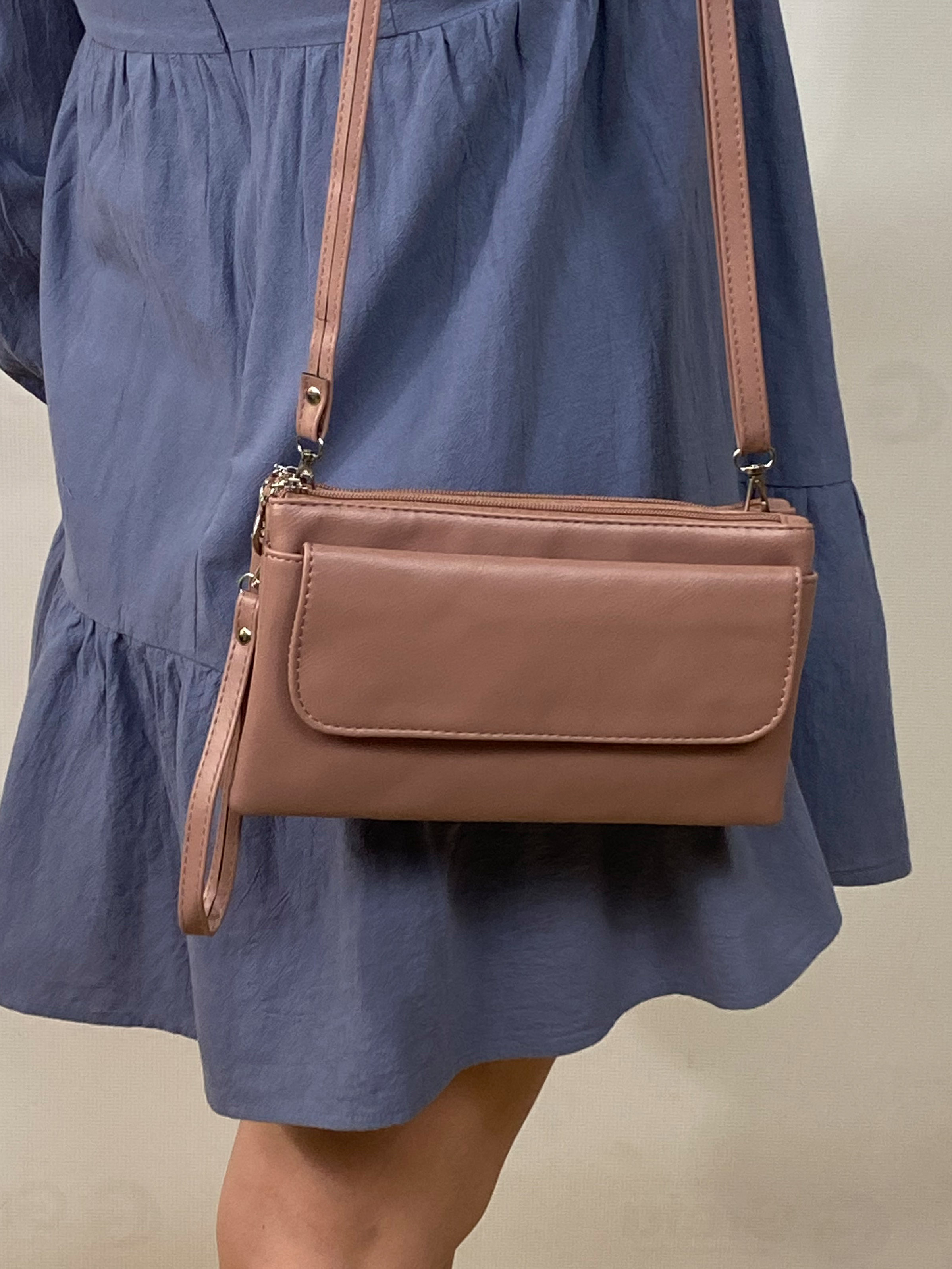 На фото 1 - Женская сумка-клатч из мягкой искусственной кожи, цвет  пудра