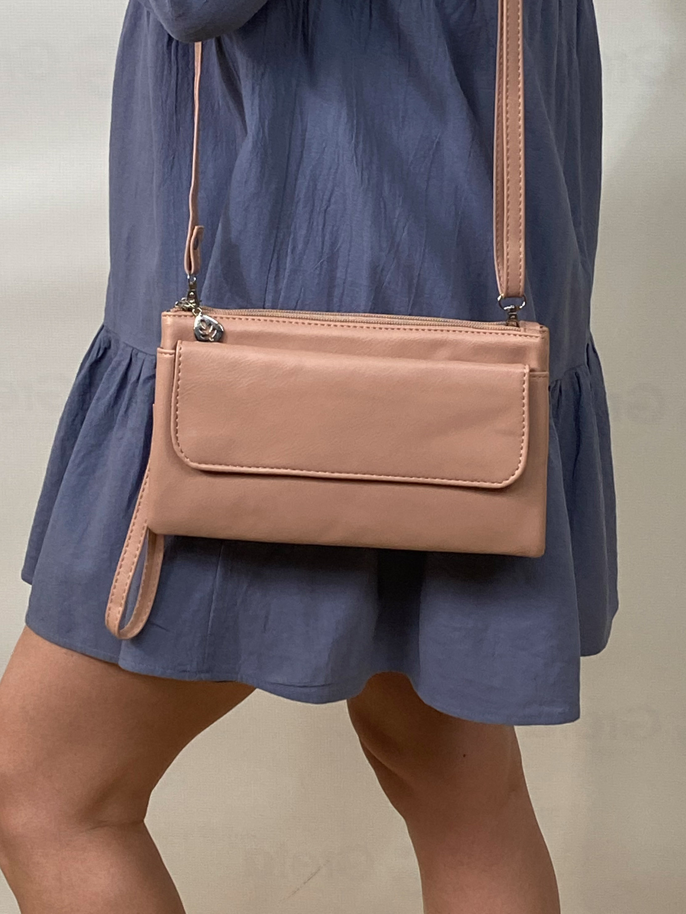 На фото 1 - Женская сумка-клатч из мягкой искусственной кожи, цвет  розовый