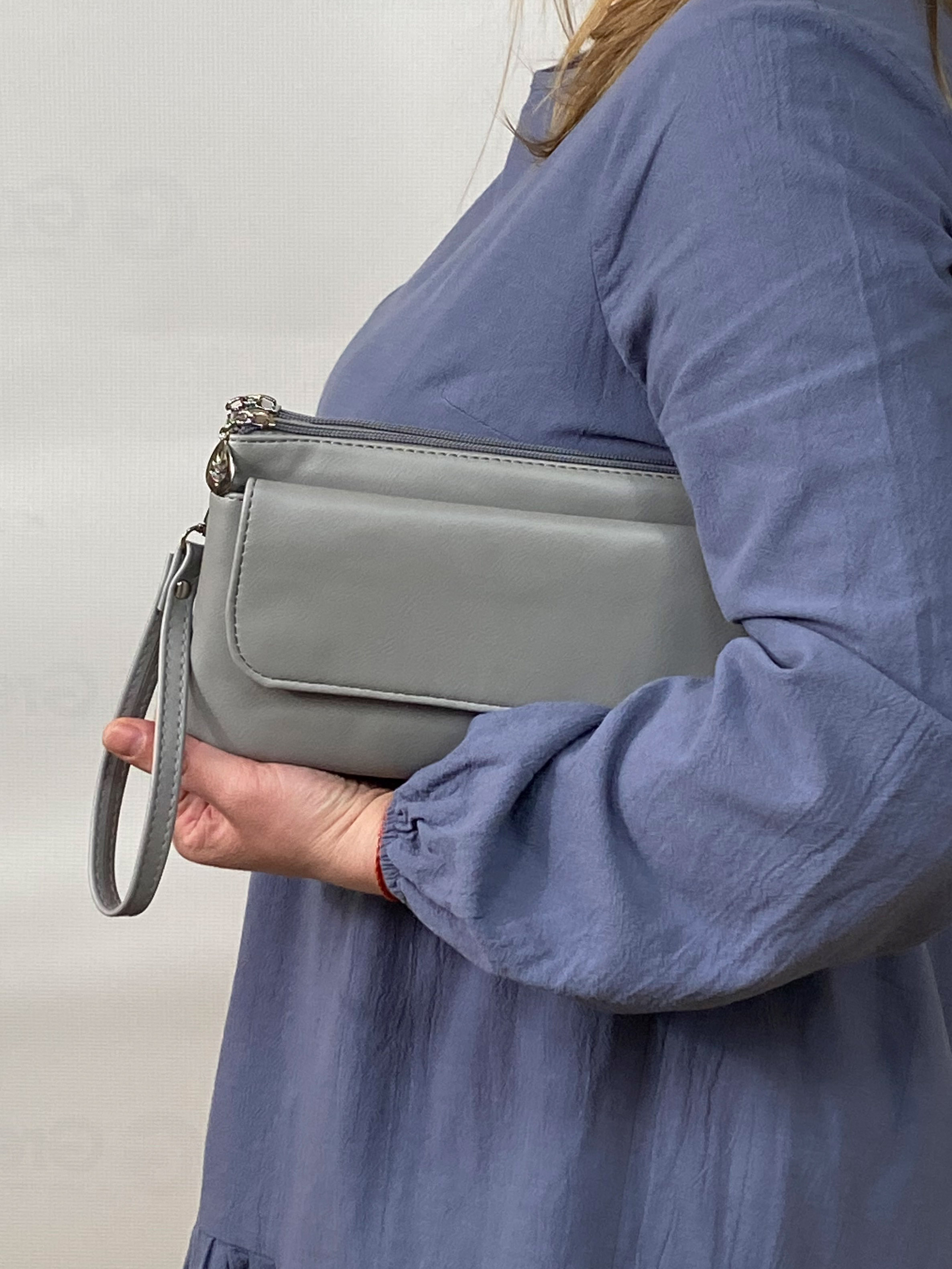 На фото 1 - Женская сумка-клатч из мягкой искусственной кожи, цвет серо-голубой