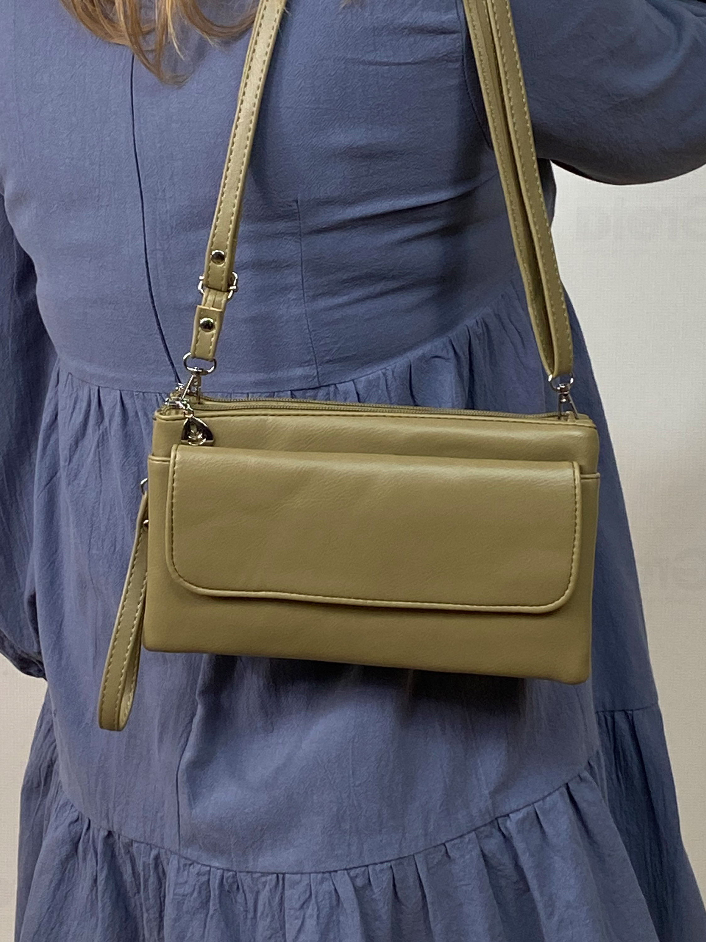 На фото 1 - Женская сумка-клатч из мягкой искусственной кожи, цвет оливковый
