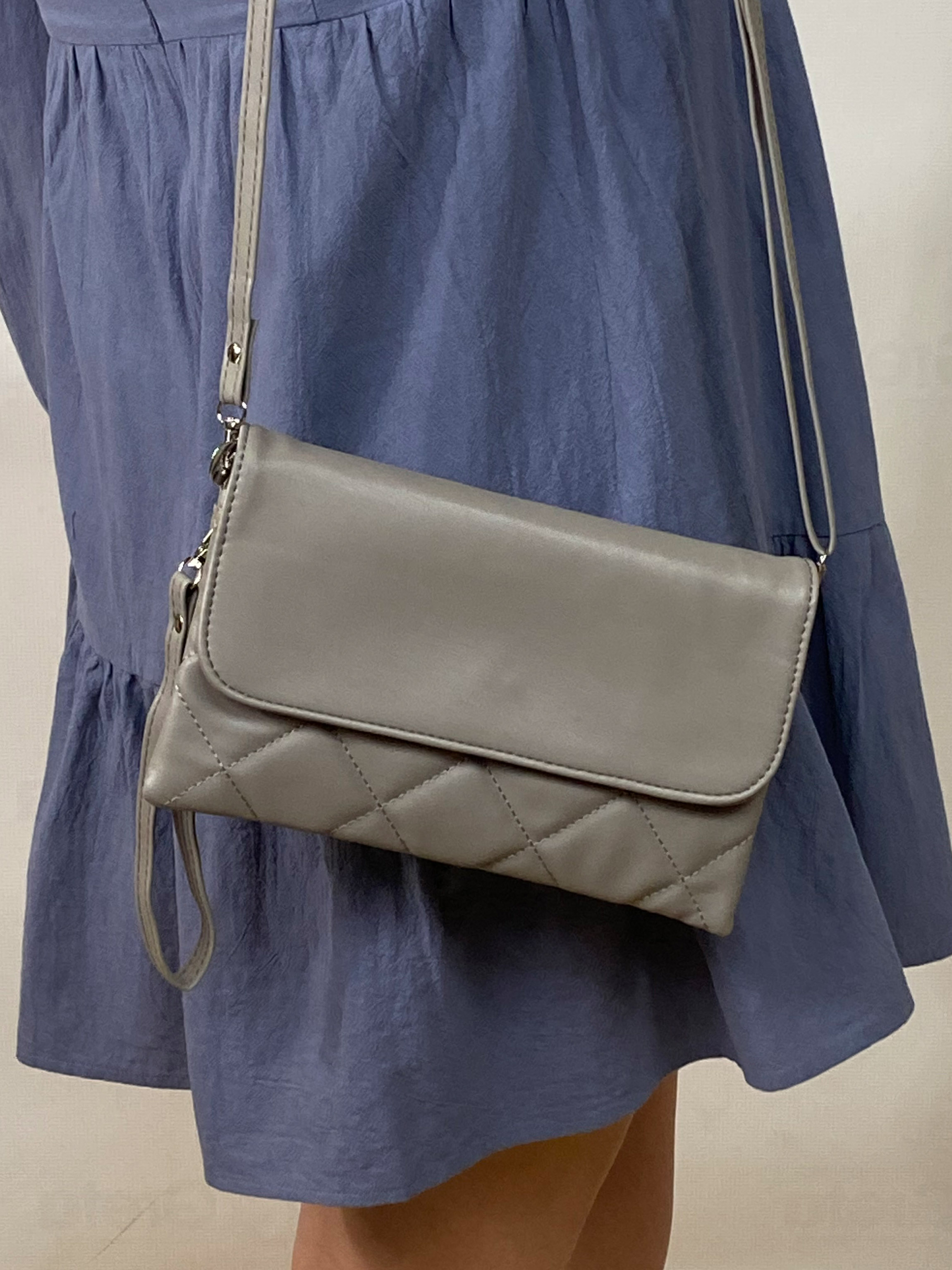 На фото 1 - Женская сумка-клатч из мягкой искусственной кожи, цвет серый
