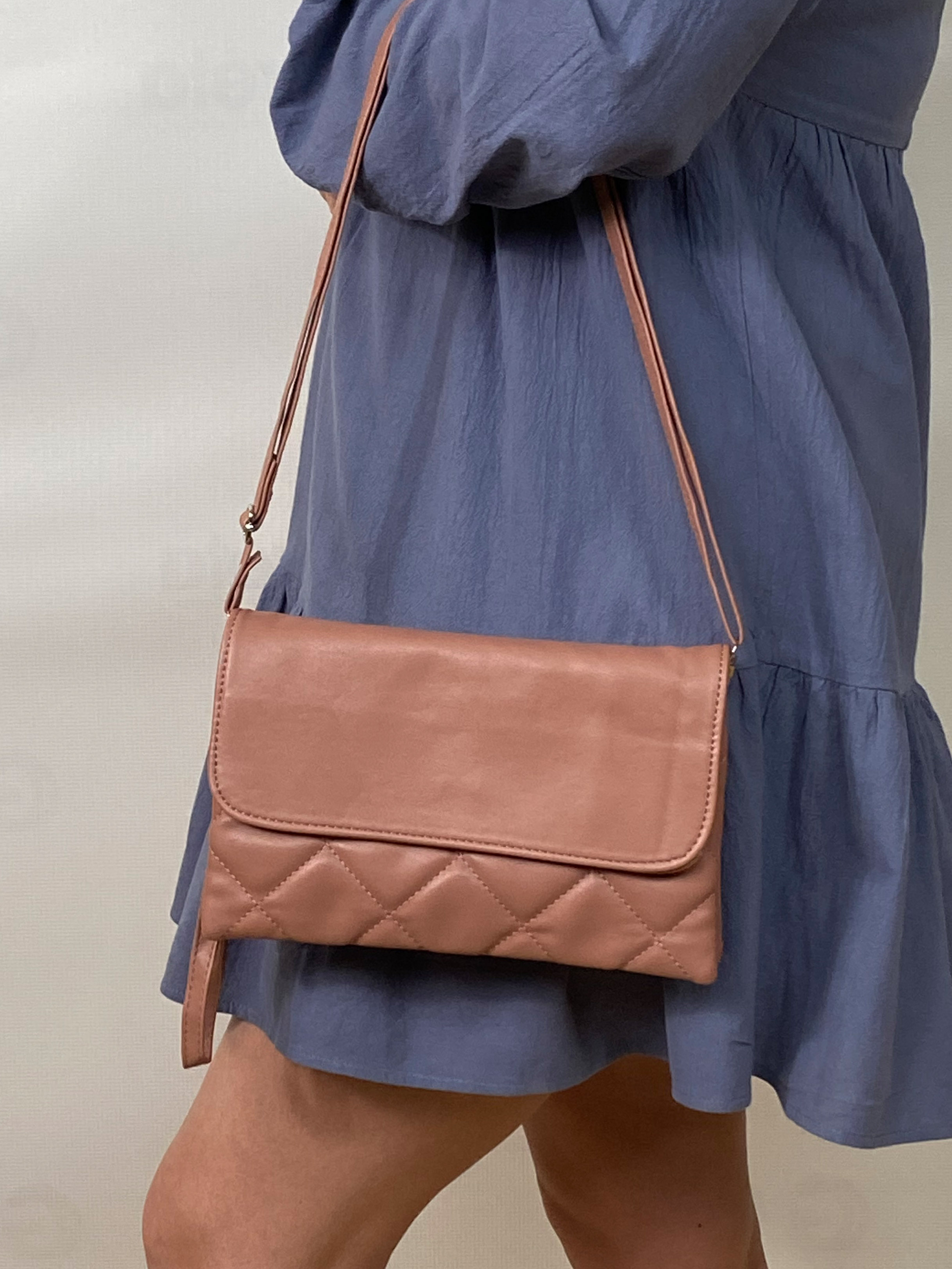 На фото 1 - Женская сумка-клатч из мягкой искусственной кожи, цвет ярко розовый