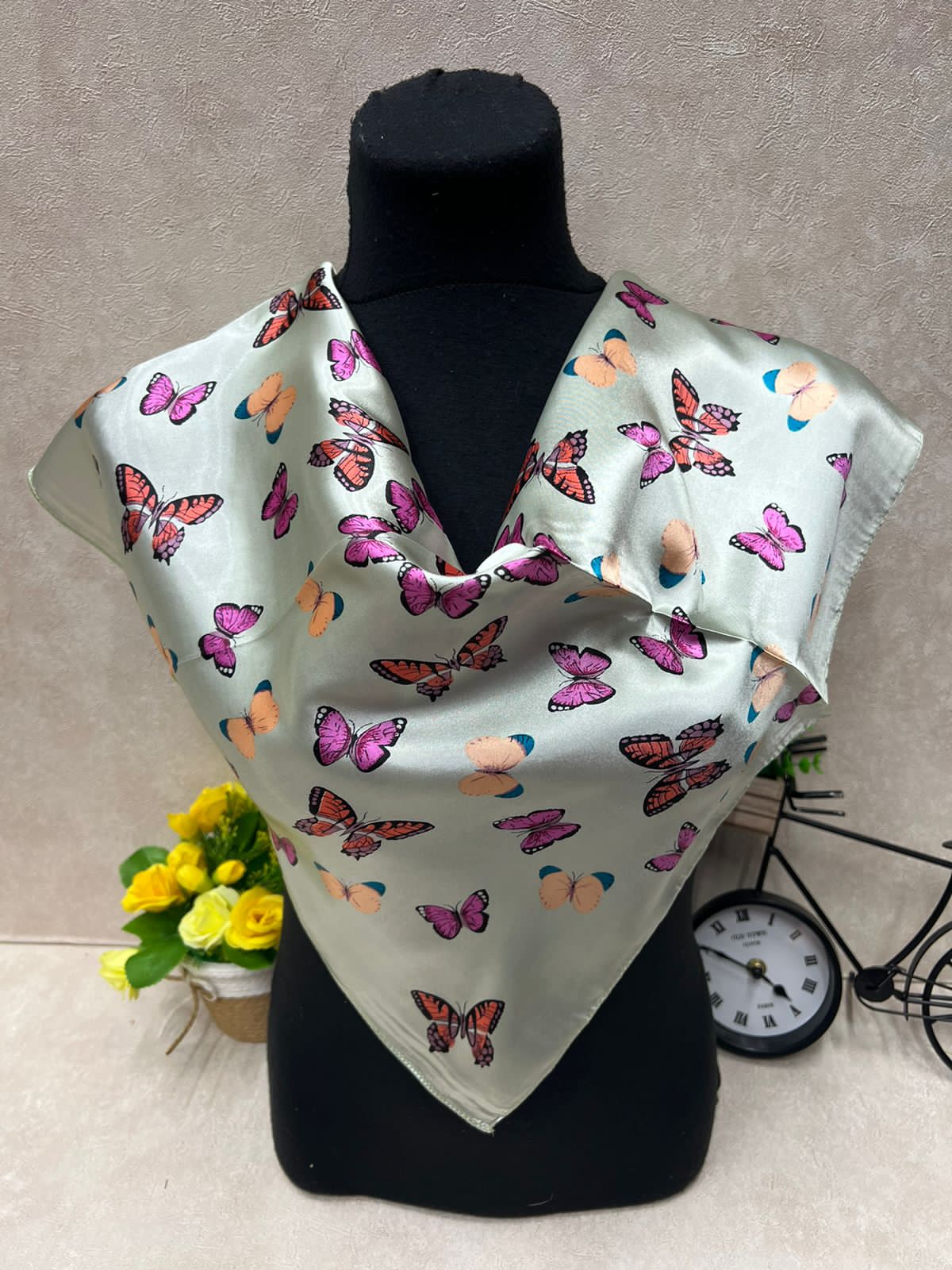 На фото 1 - Женский шейный   платок из шелка , мультицвет