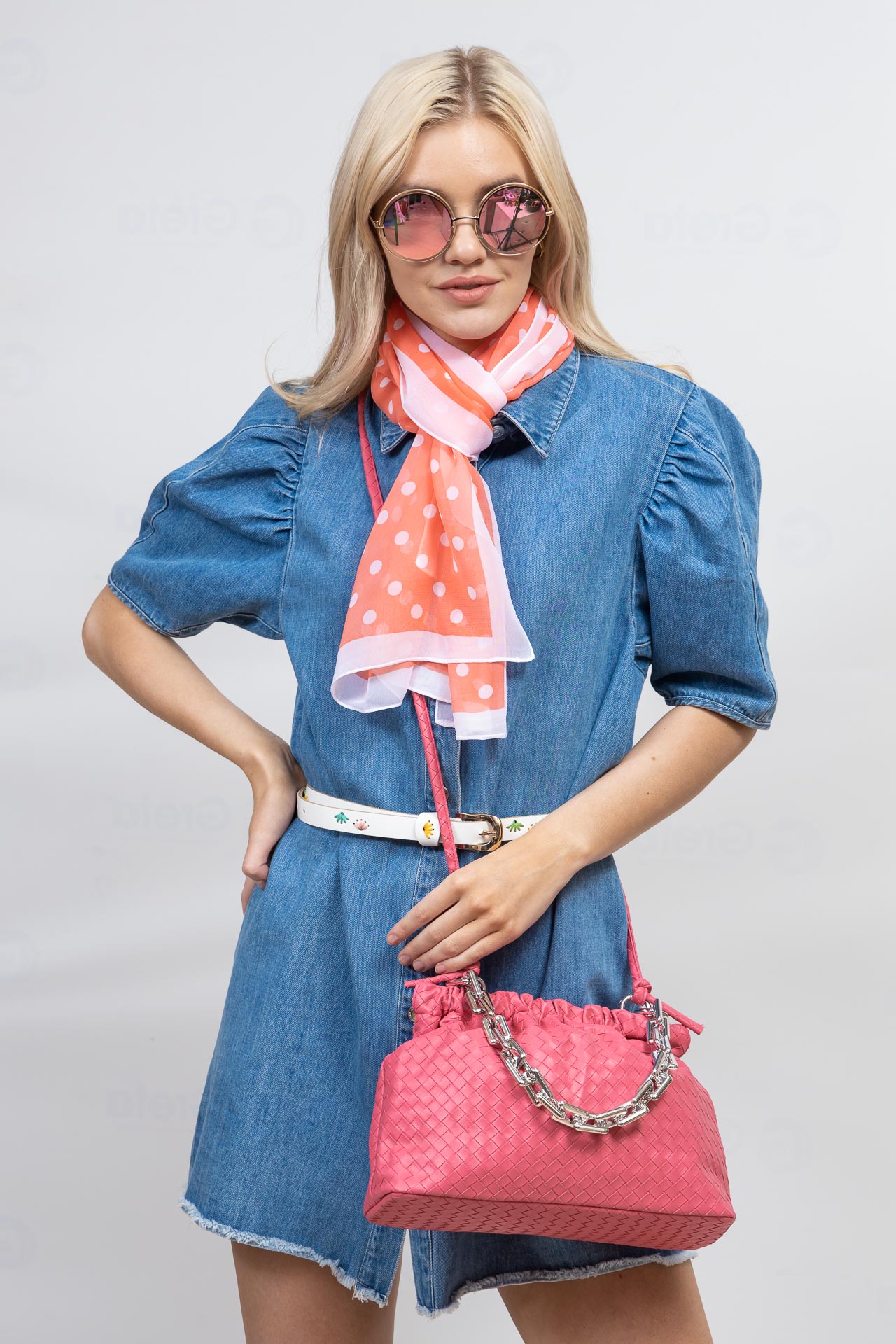 На фото 1 - Женская сумка из искусственной кожи, цвет ярко розовый
