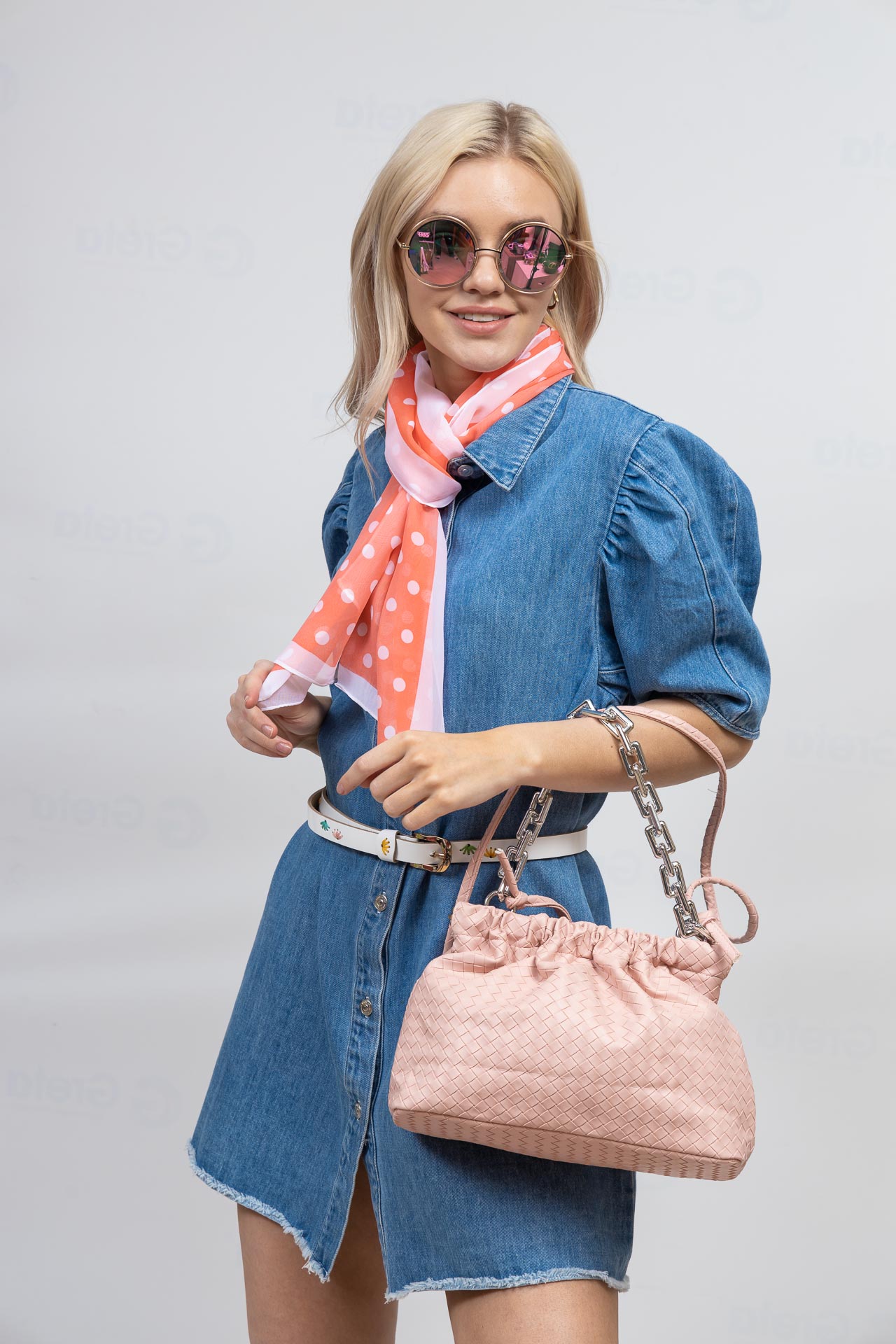 На фото 1 - Женская сумка из искусственной кожи, цвет нежно розовый