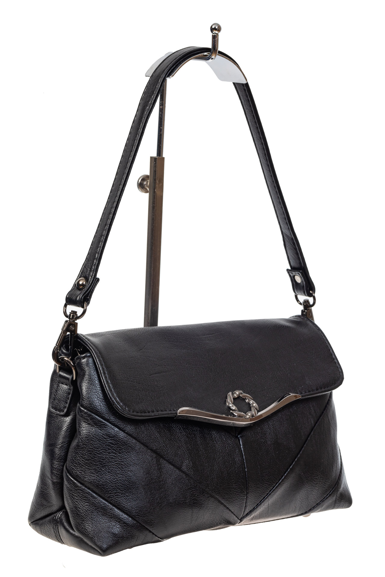 На фото 1 - Небольшая женская сумка из экокожи с декоративным элементом, цвет чёрный