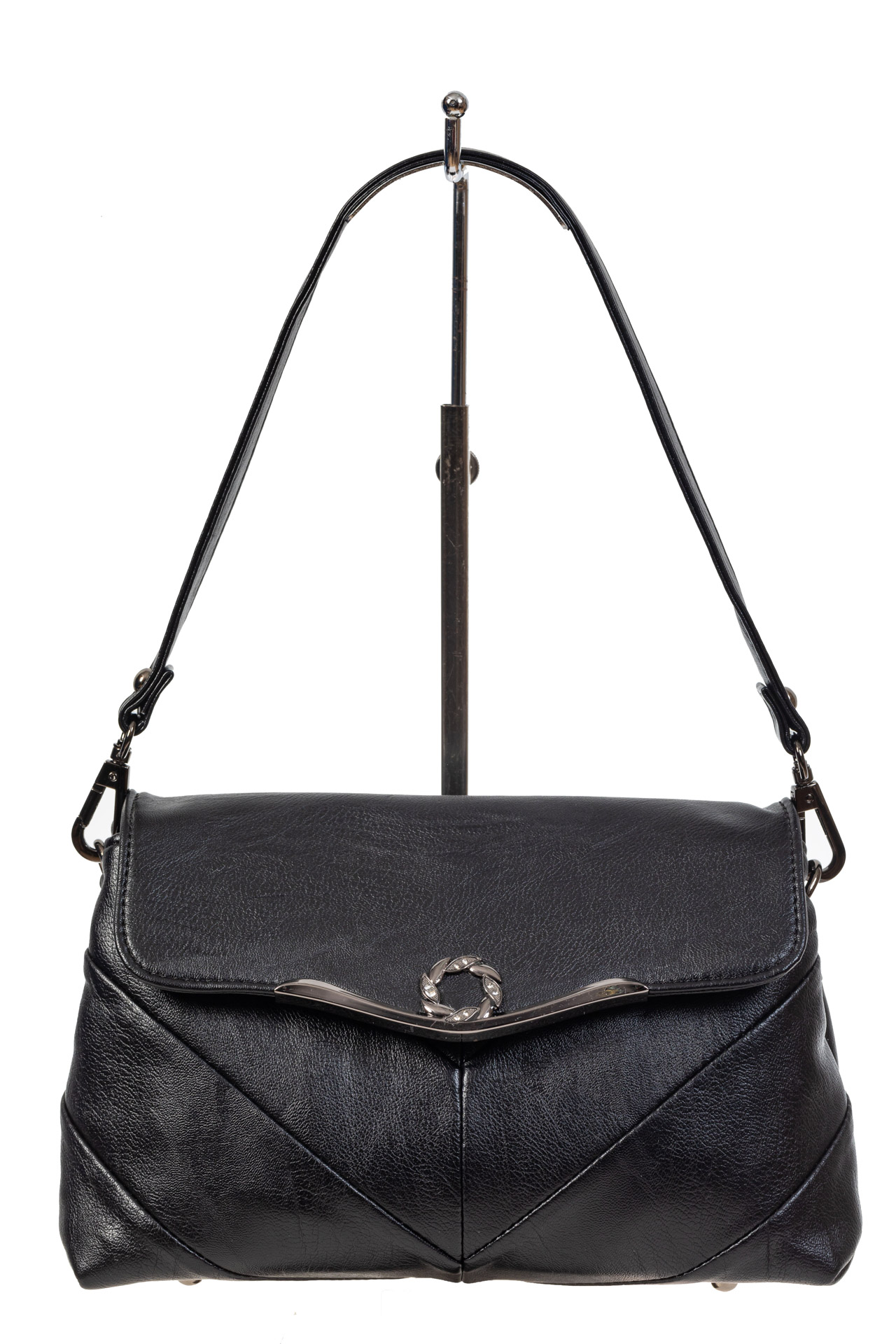 На фото 2 - Небольшая женская сумка из экокожи с декоративным элементом, цвет чёрный