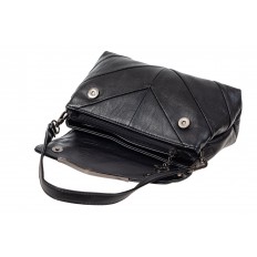 На фото 4 - Небольшая женская сумка из экокожи с декоративным элементом, цвет чёрный