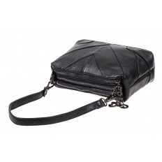 На фото 4 - Чёрная женская сумка с геометрической строчкой из мягкой экокожи