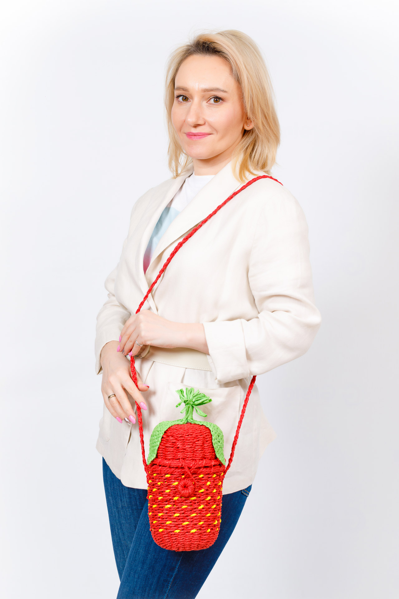На фото 5 - Плетеная сумка-ведерко из соломы, цвет красный