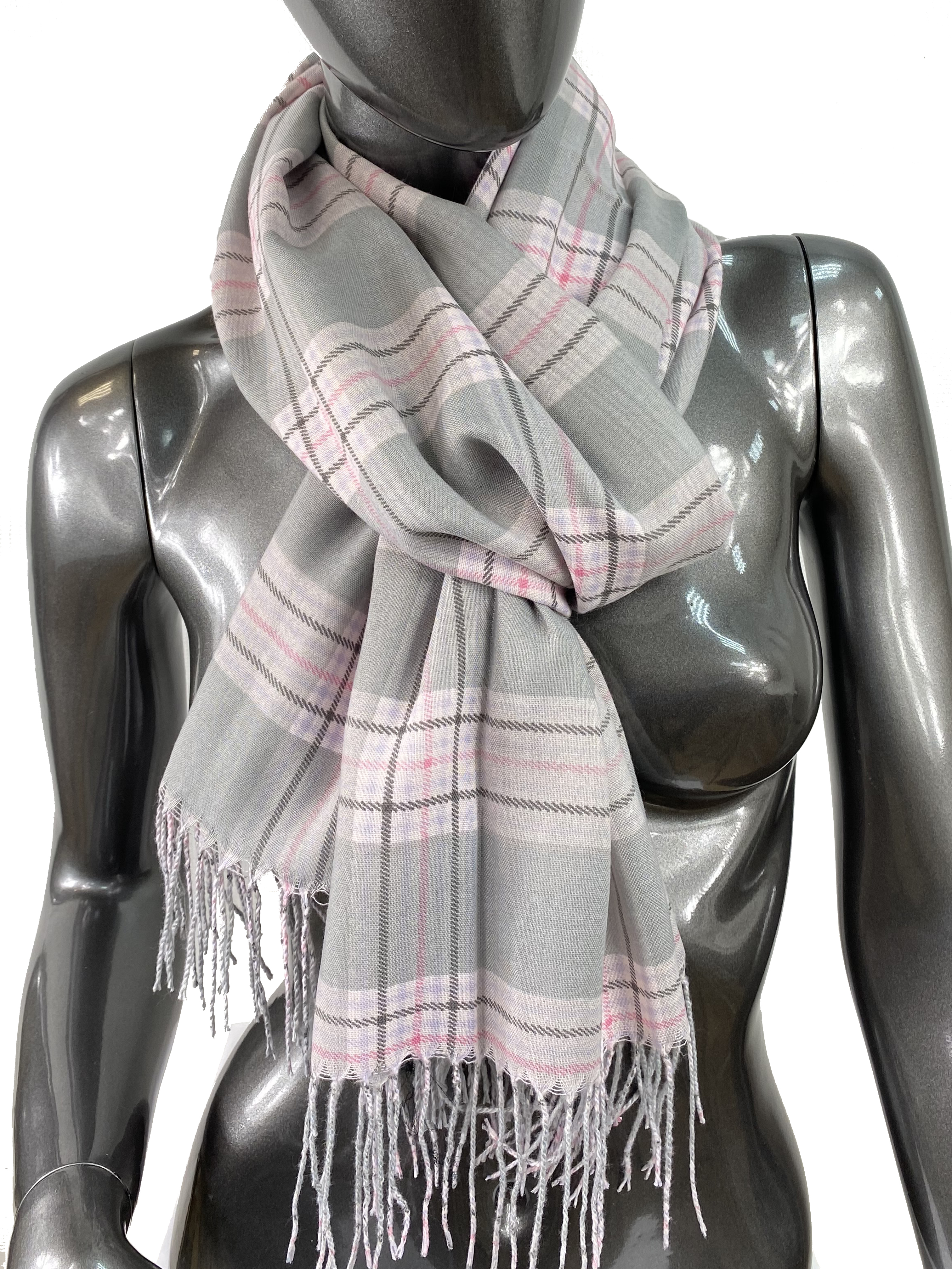 На фото 1 - Лёгкий клетчатый шарф-палантин из хлопка и бамбука, цвет серый