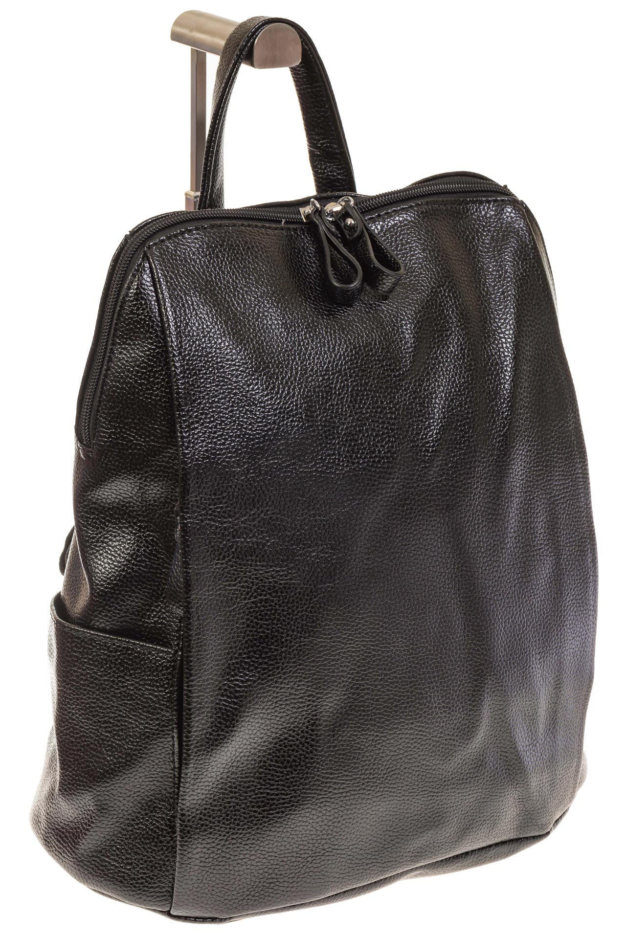 На фото 1 - Вместительный рюкзак из искусственной кожи черного цвета