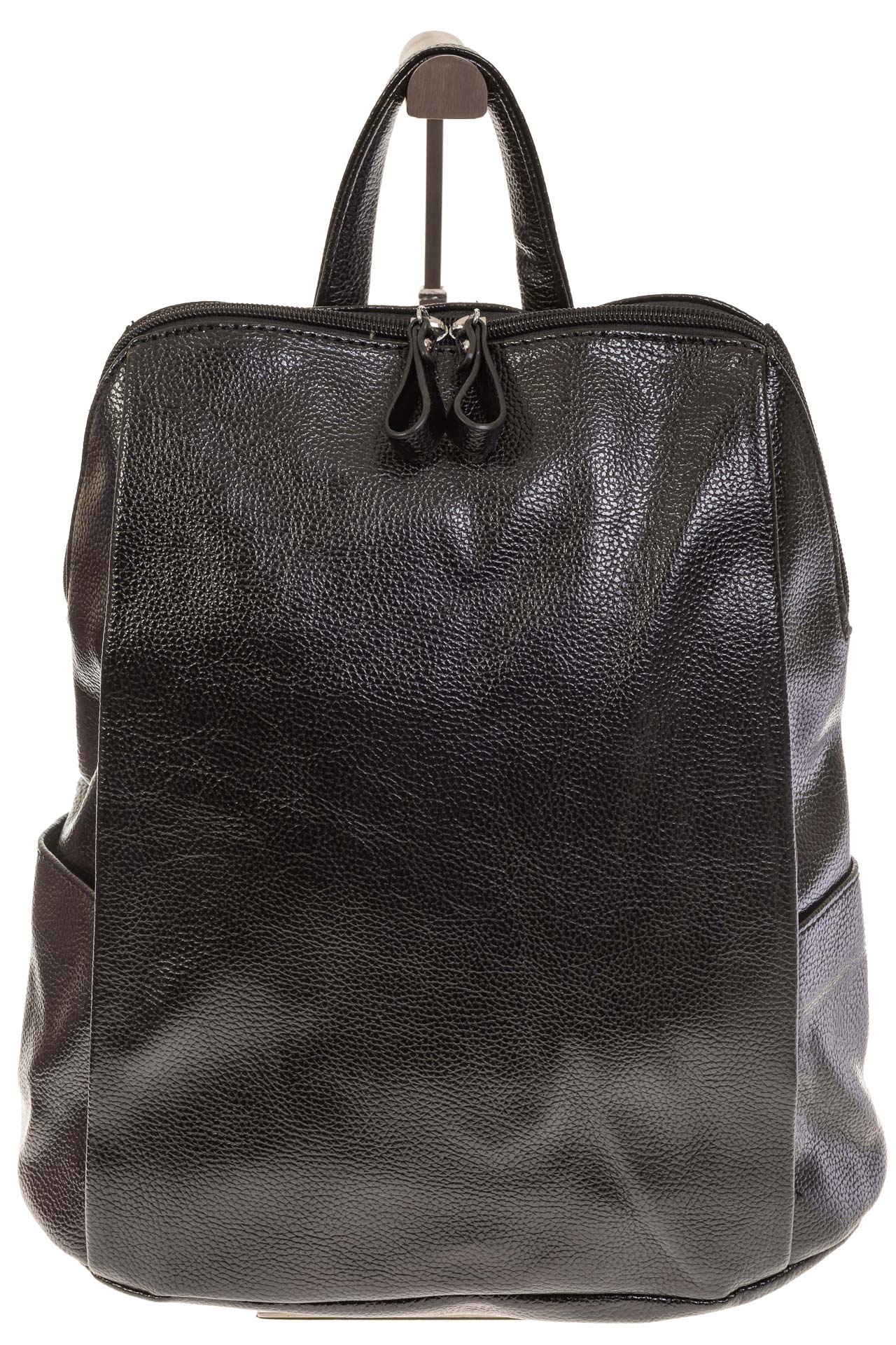 На фото 2 - Вместительный рюкзак из искусственной кожи черного цвета