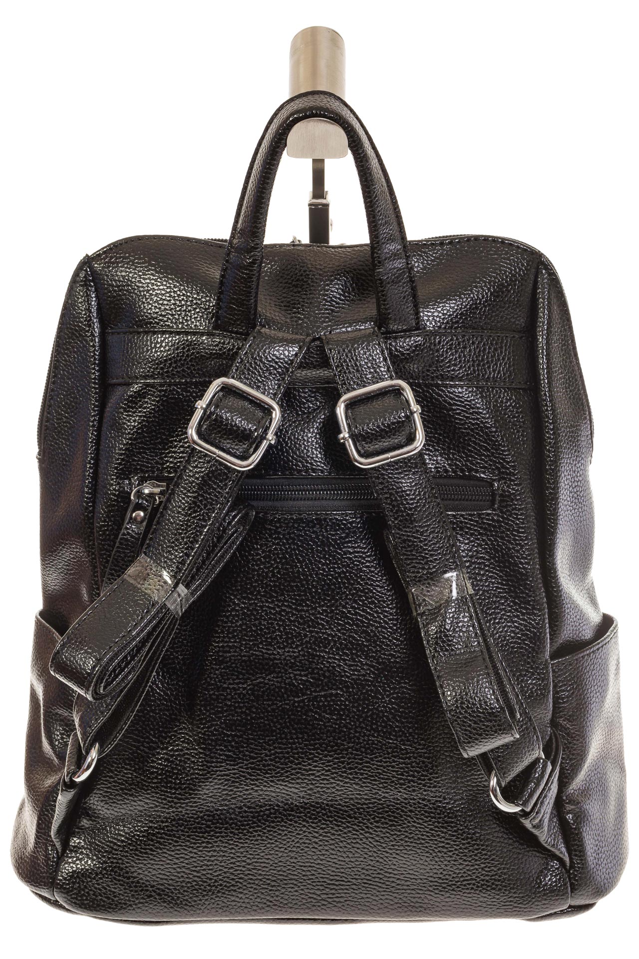 На фото 3 - Вместительный рюкзак из искусственной кожи черного цвета