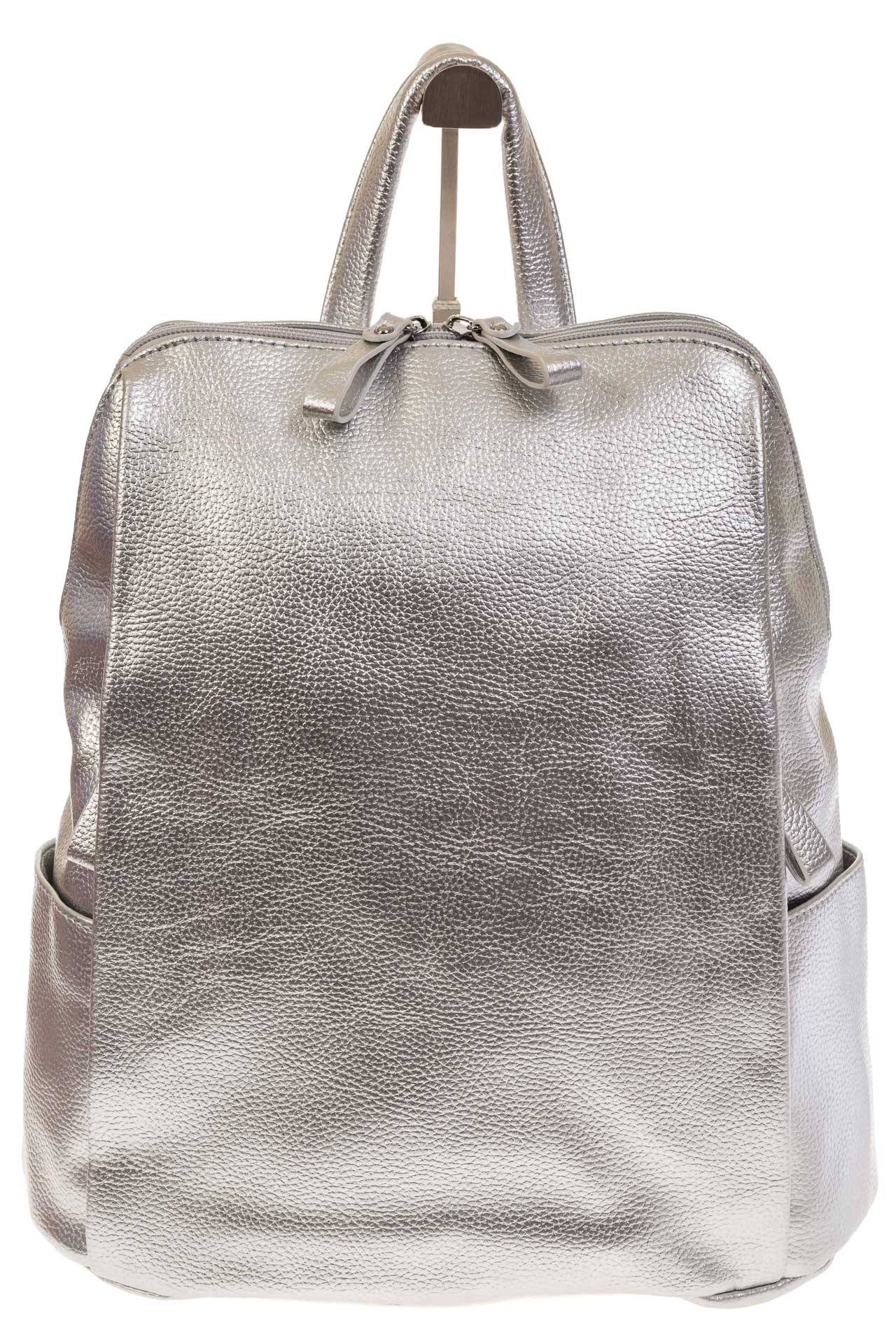На фото 2 - Вместительный рюкзак из искусственной кожи серебристого цвета