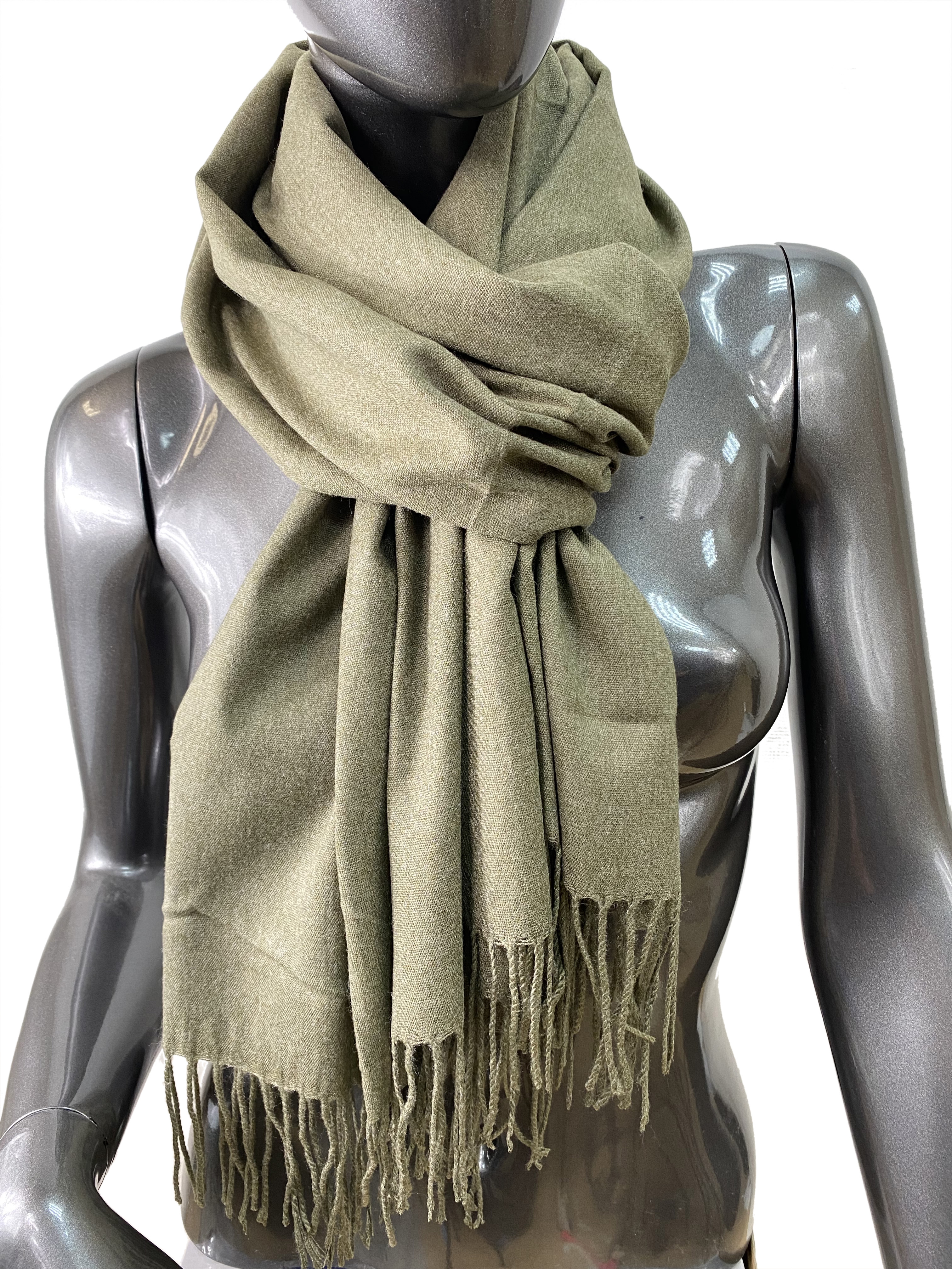 На фото 1 - Однотонный шарф-палантин из хлопка и бамбука, цвет хаки