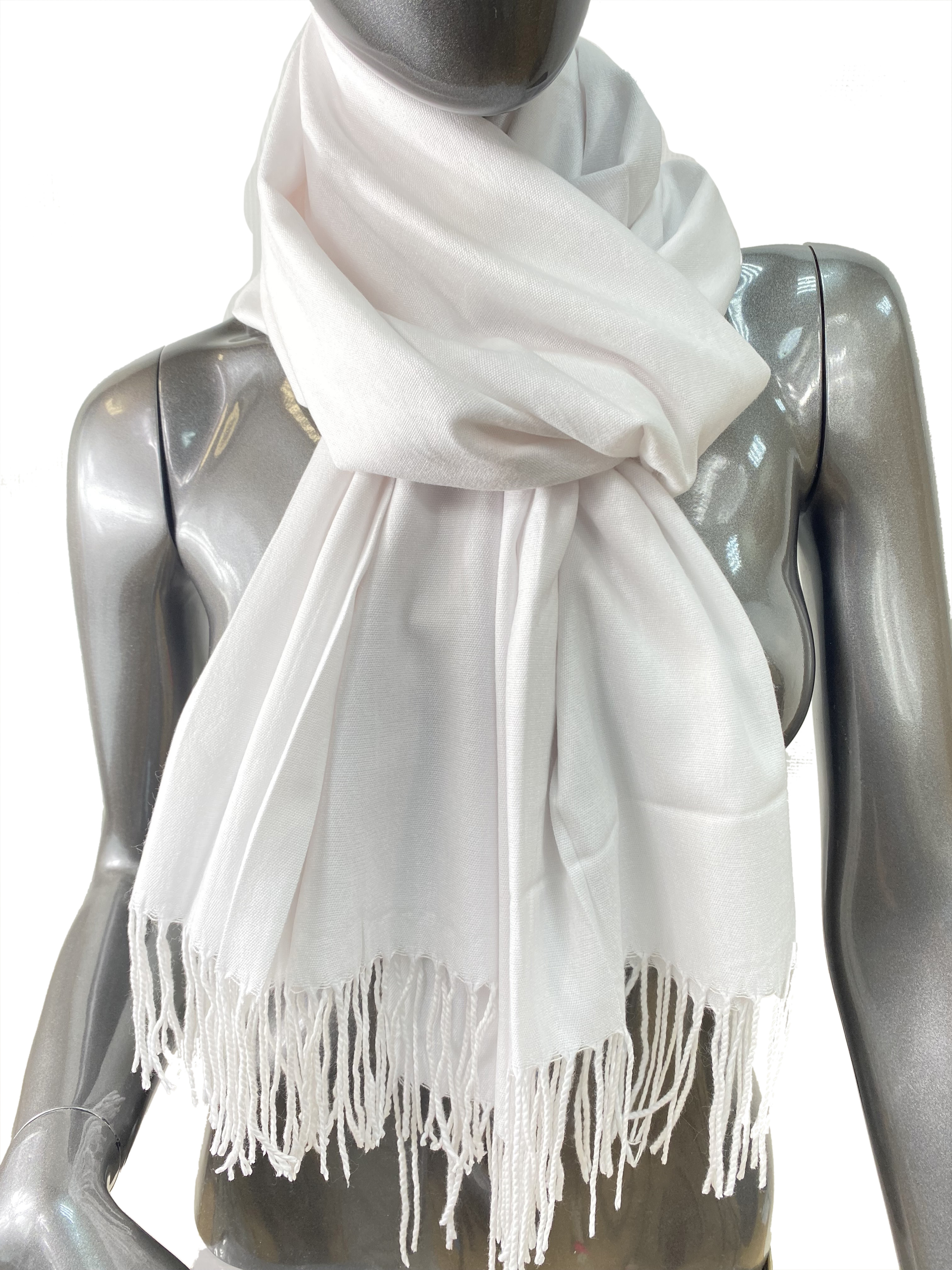 На фото 1 - Однотонный шарф-палантин из хлопка и бамбука, цвет белый