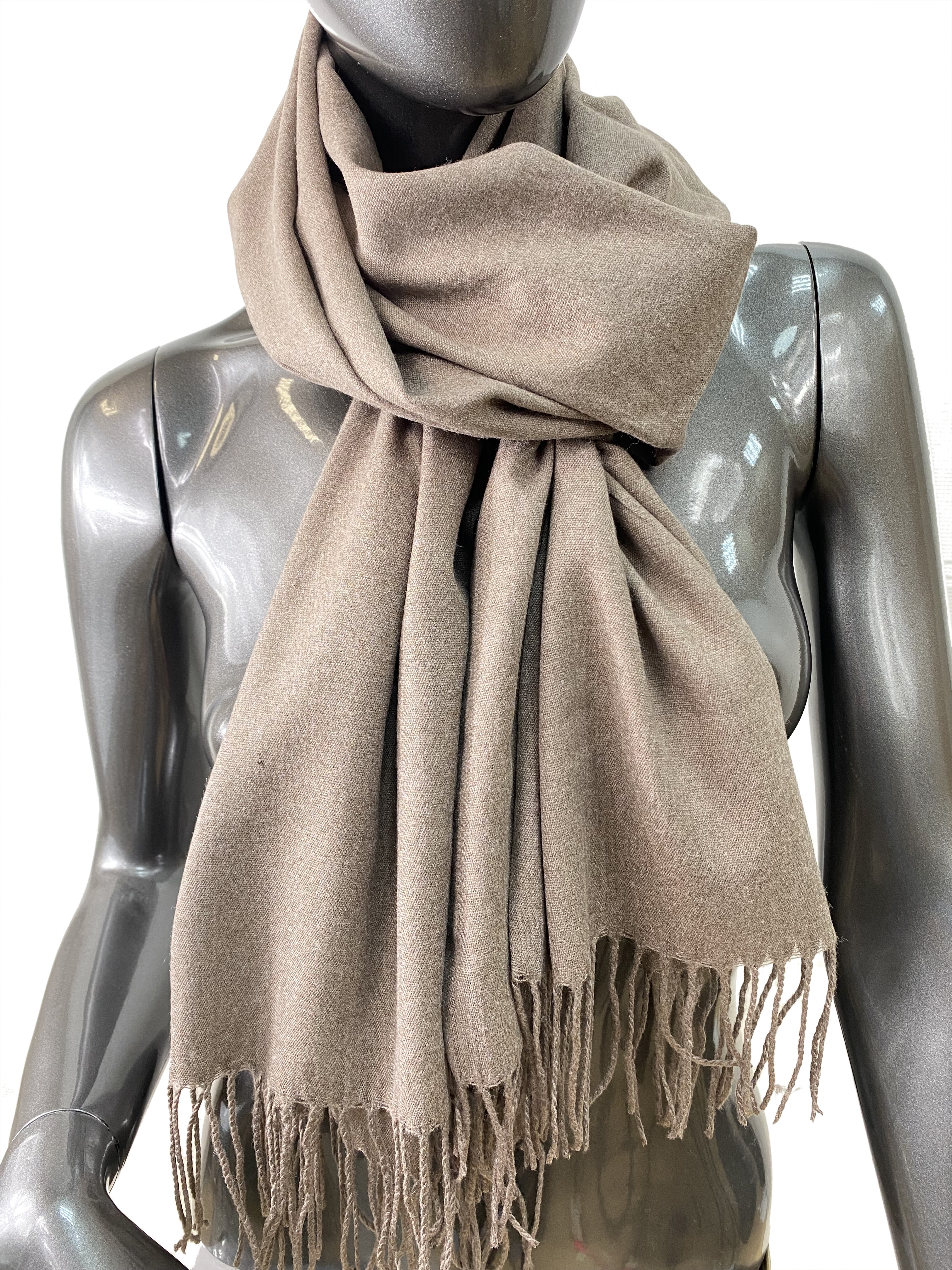 На фото 1 - Однотонный шарф-палантин из хлопка и бамбука, цвет коричневый