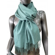 На фото 1 - Однотонный шарф-палантин из хлопка и бамбука, цвет зеленый