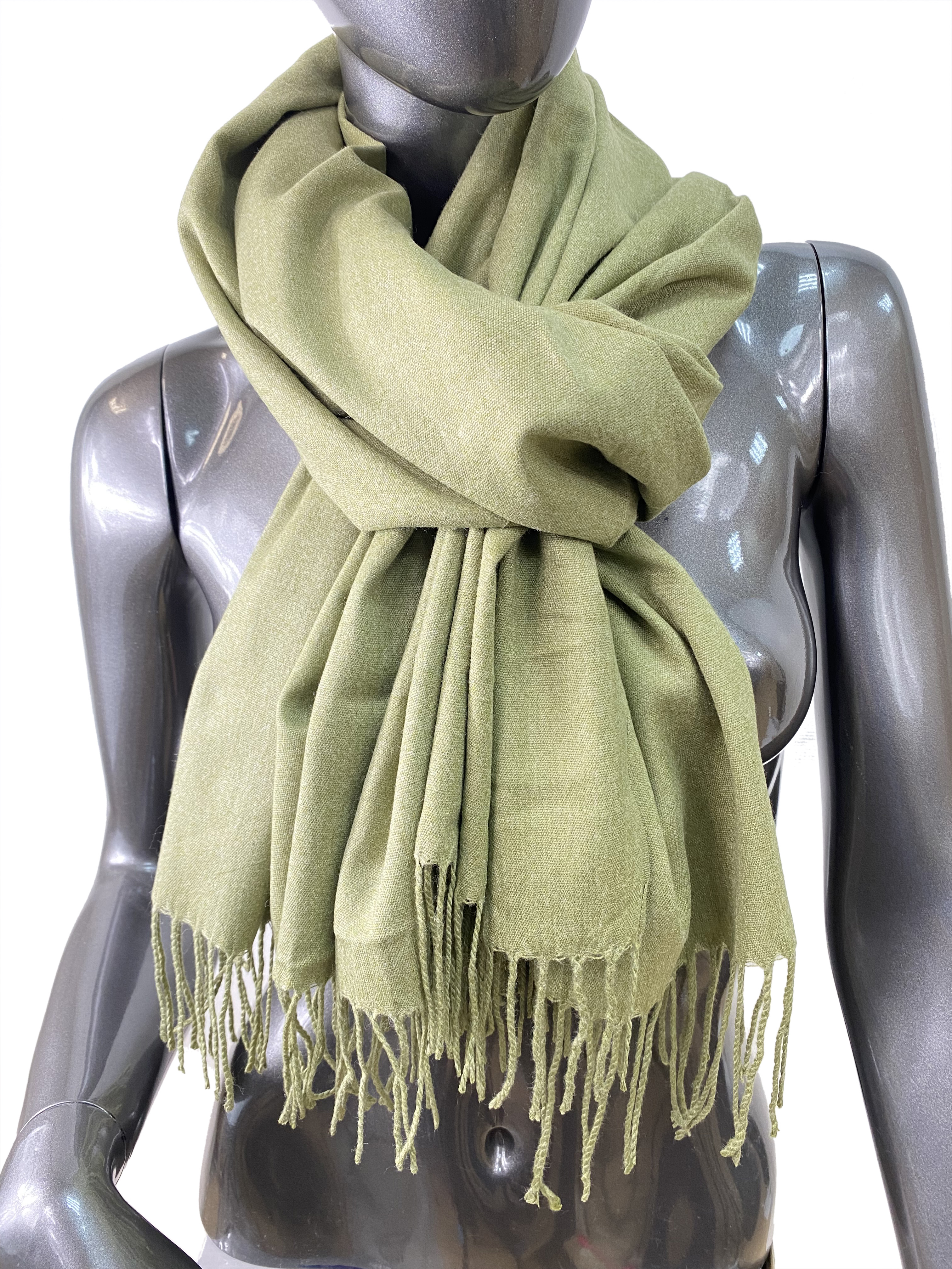 На фото 1 - Однотонный шарф-палантин из хлопка и бамбука, цвет оливковый