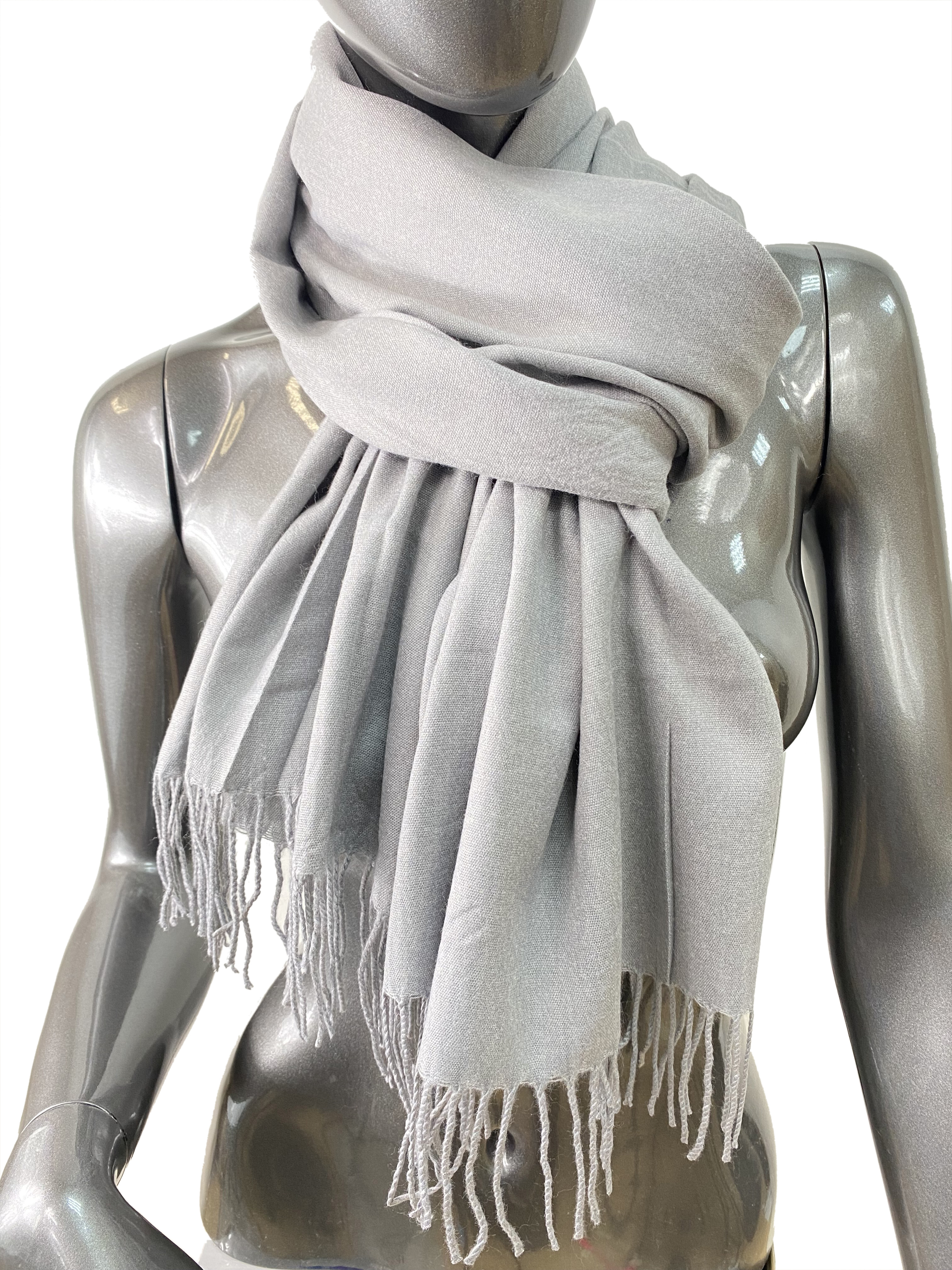 На фото 1 - Однотонный шарф-палантин из хлопка и бамбука, цвет серый