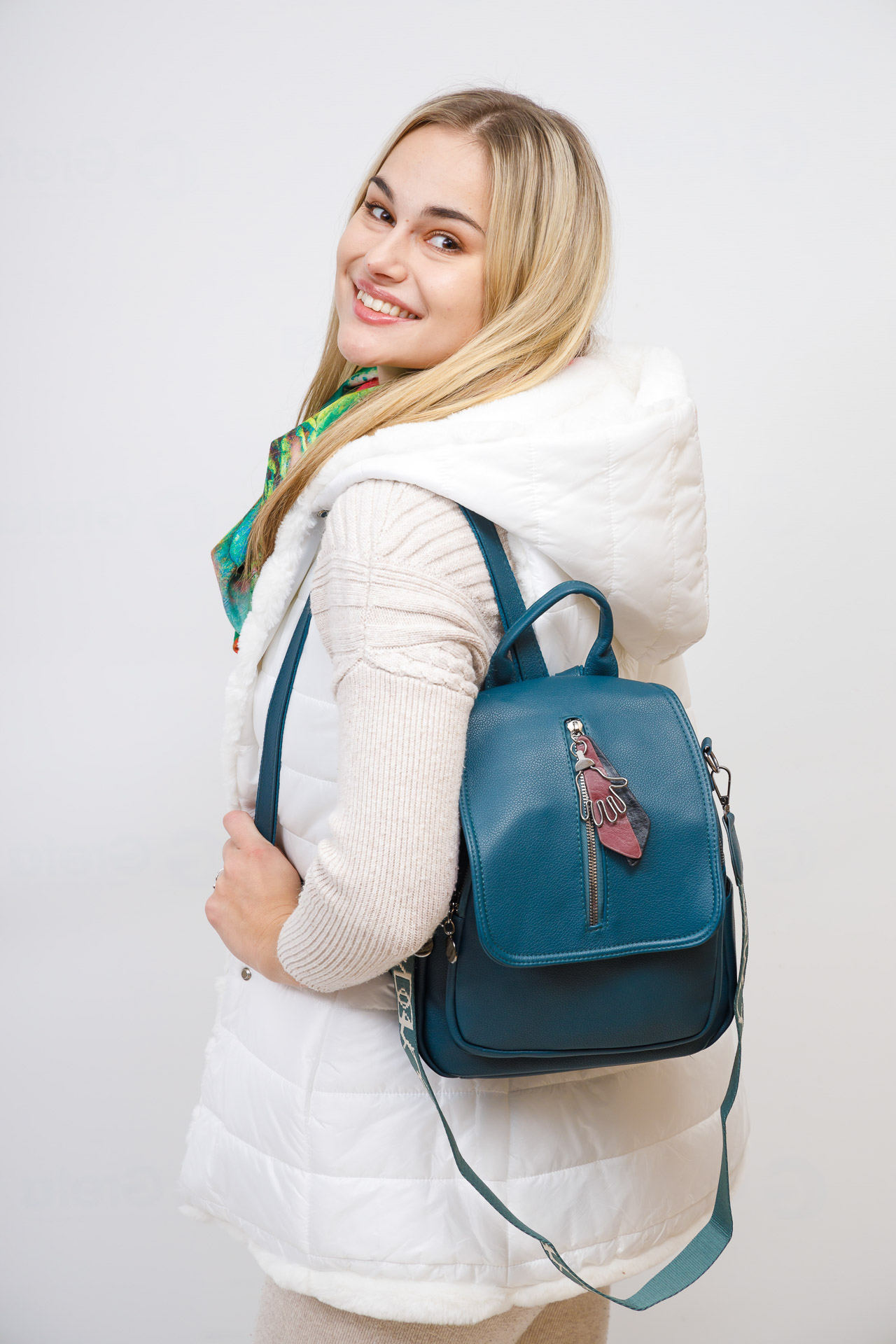 На фото 1 - Женская сумка-рюкзак из искусственной кожи, цвет бирюза