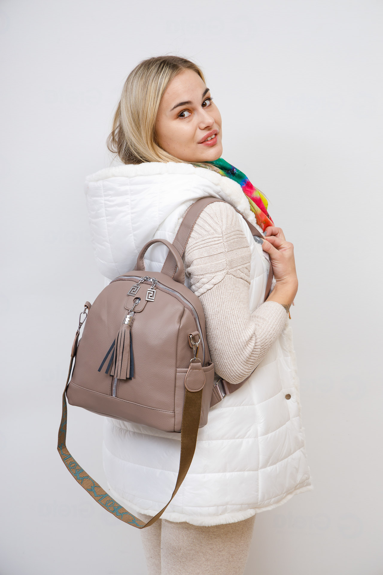 На фото 1 - Женская сумка-рюкзак из искусственной кожи, цвет бежевый