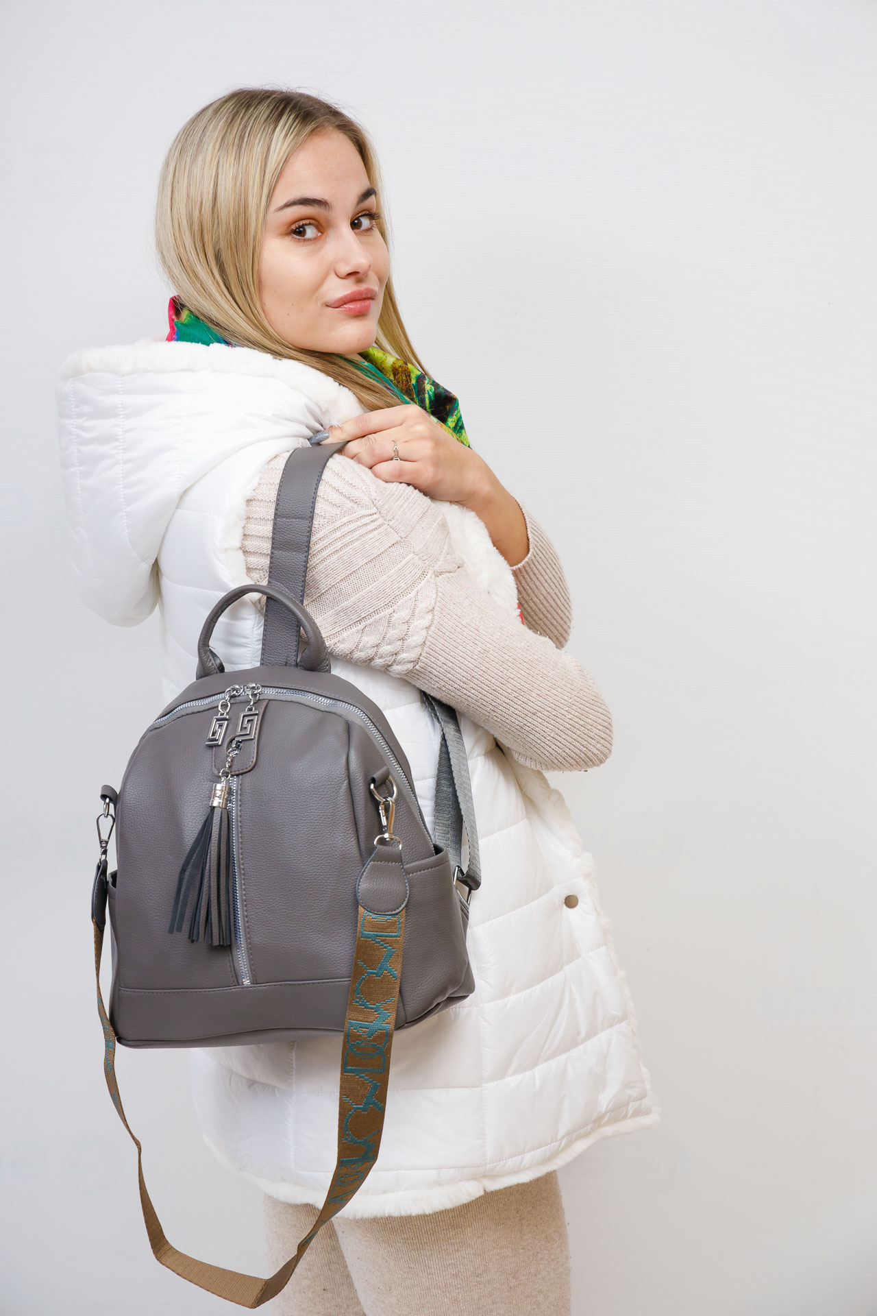 На фото 1 - Женская сумка-рюкзак из искусственной кожи, цвет серый