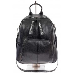 На фото 2 - Женский рюкзак-трансформер из фактурной искусственной кожи, цвет чёрный