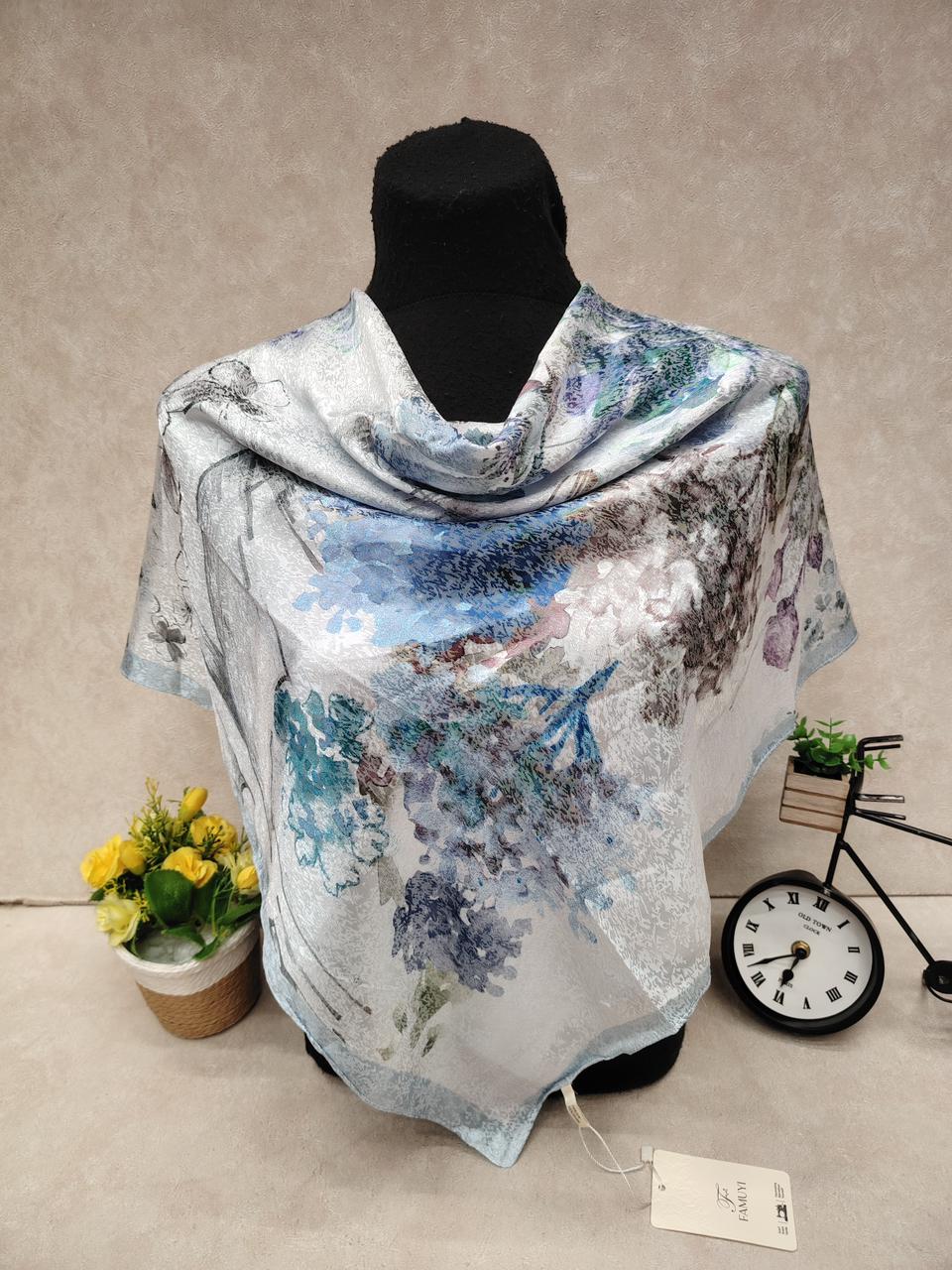 На фото 1 - Женский платок из шёлка, мультицвет