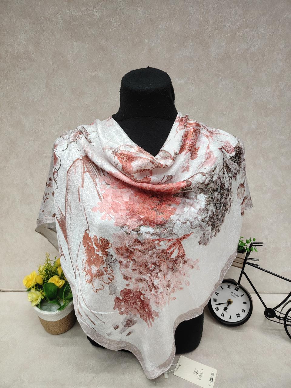 На фото 1 - Женский платок из шёлка, мультицвет