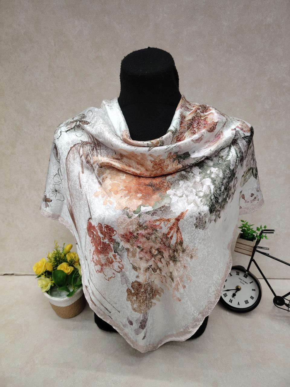 На фото 1 - Женский платок из шёлка, мультицвет