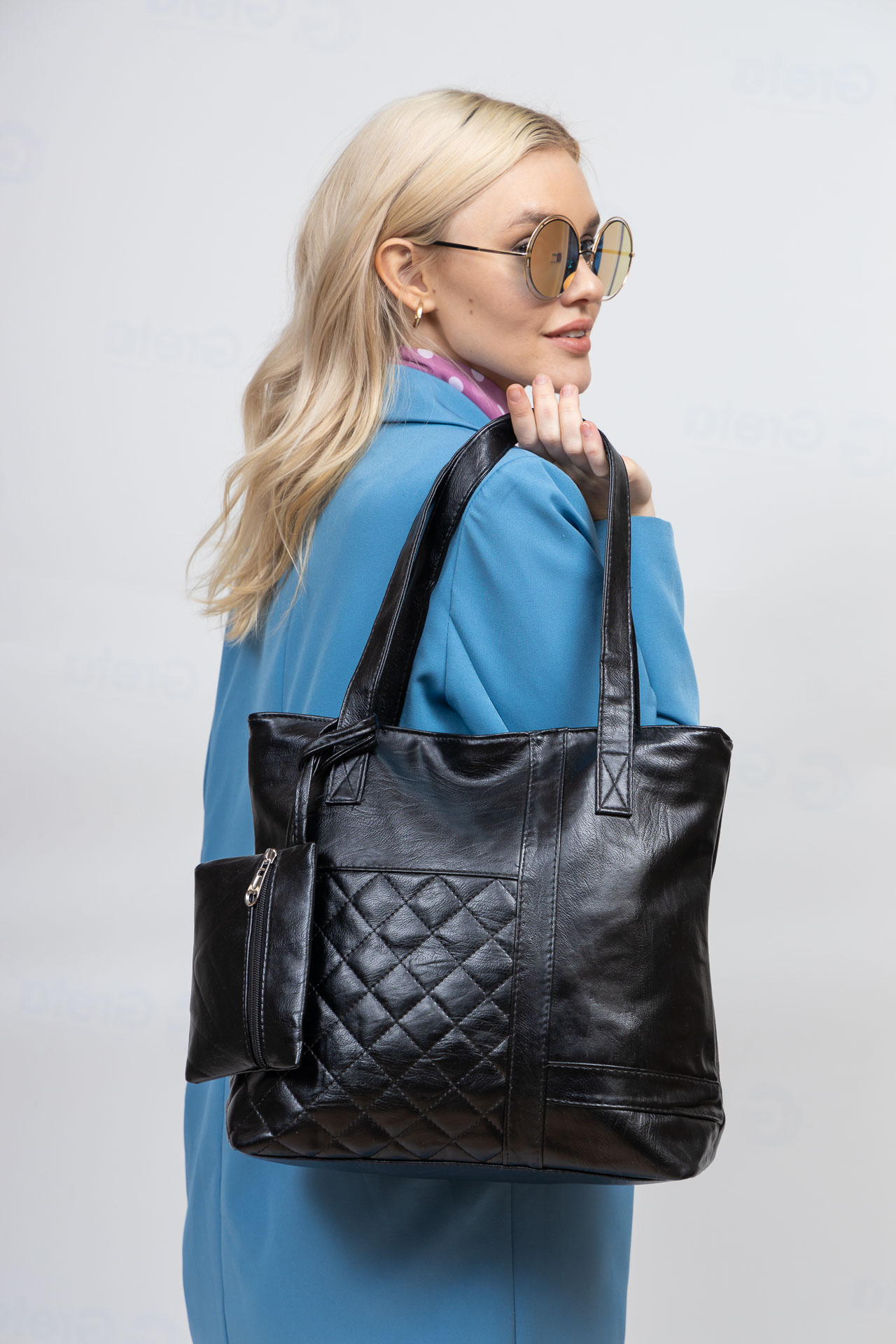 На фото 1 - Женская сумка с  из мягкой экокожи, цвет черный