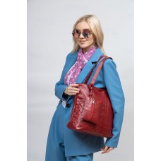 На фото 1 - Женская сумка с  из мягкой экокожи, цвет  красный