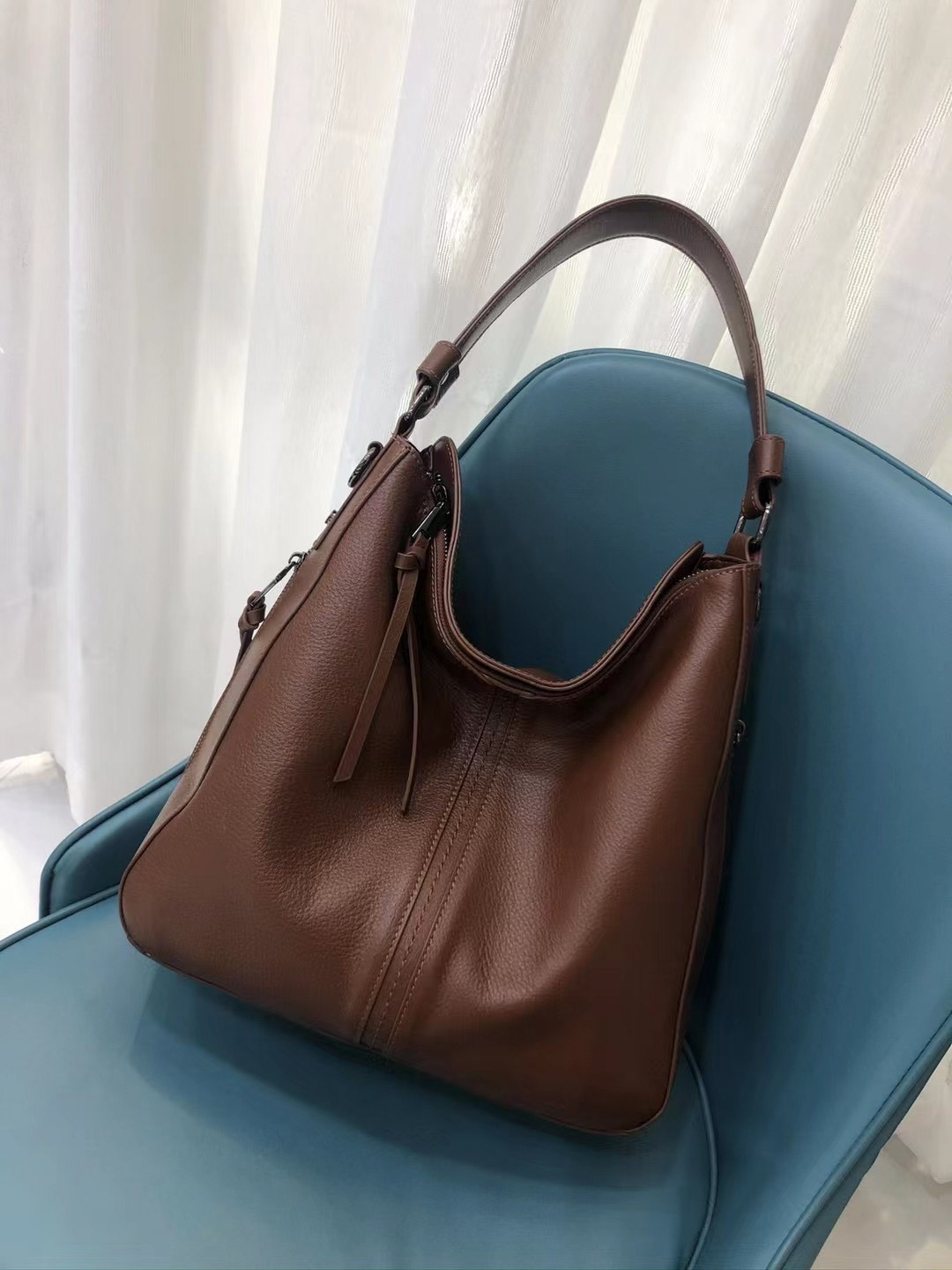 На фото 1 - Женская сумка из натуральной кожи, цвет коричневый