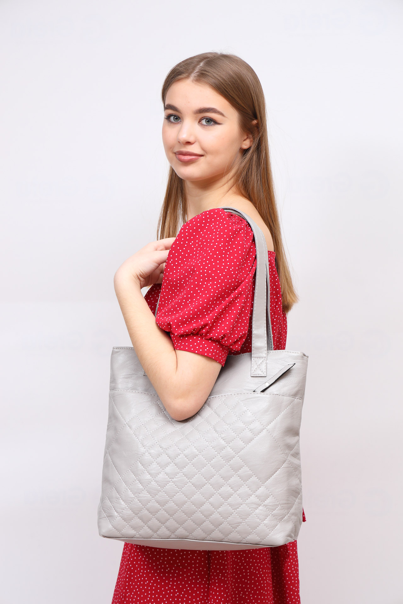 На фото 1 -  Женская сумка  из мягкой экокожи, цвет светло серый