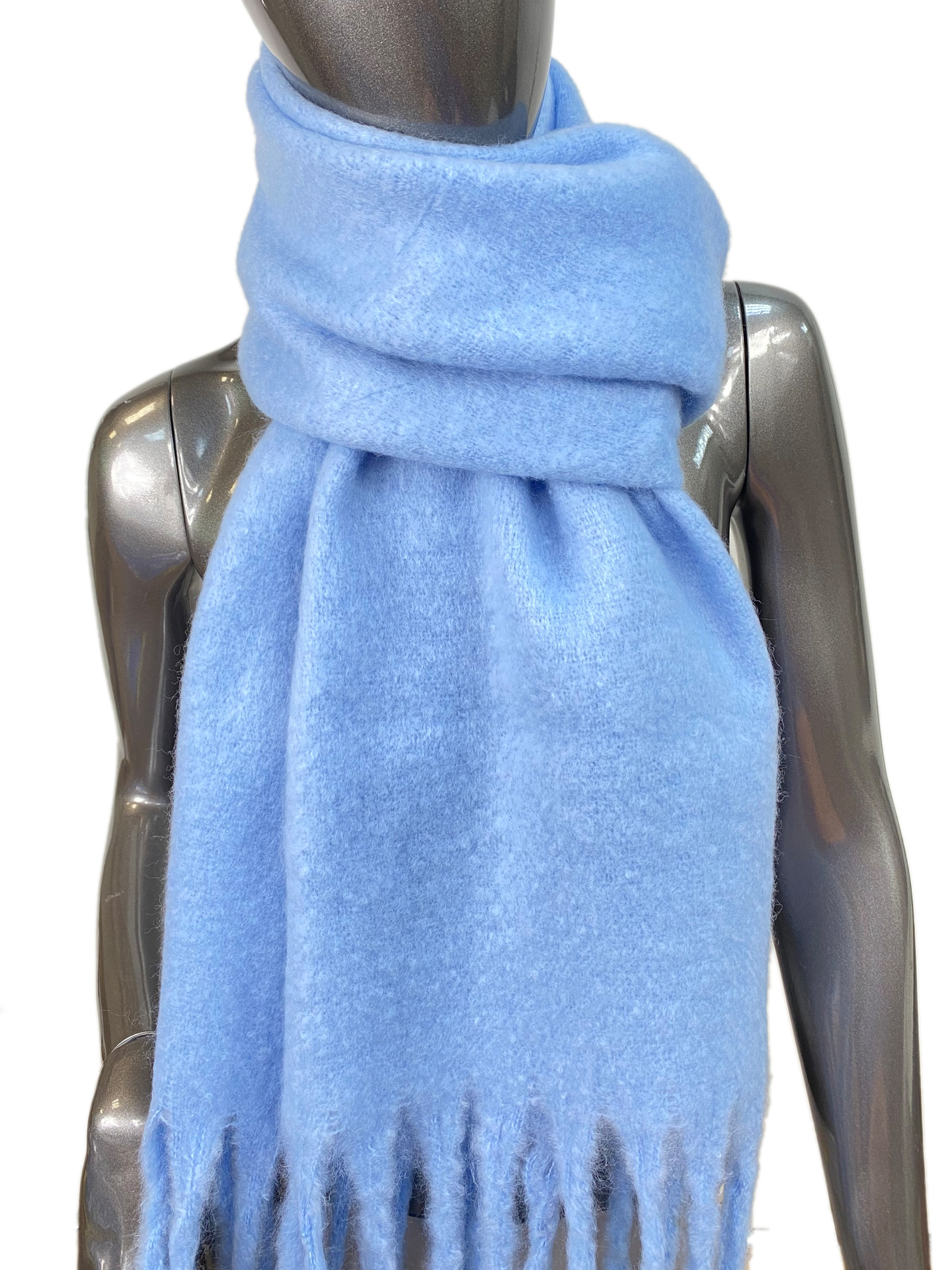 На фото 1 - Мохеровый длинный объемный шарф цвет голубой