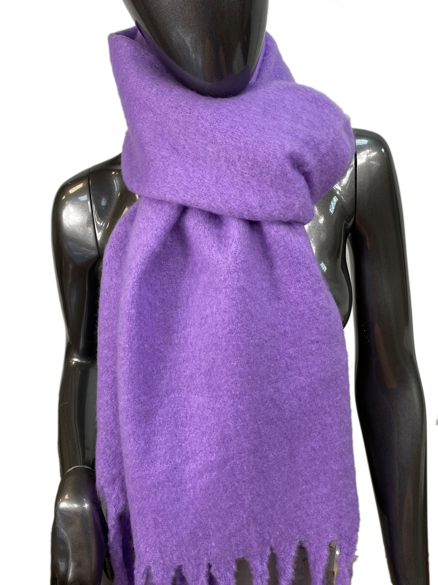 На фото 1 - Мохеровый длинный объемный шарф цвет фиолетовый