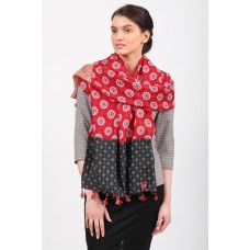 На фото 1 - Легкий палантин платок из хлопка и вискозы с цветочным принтом, цвет красный