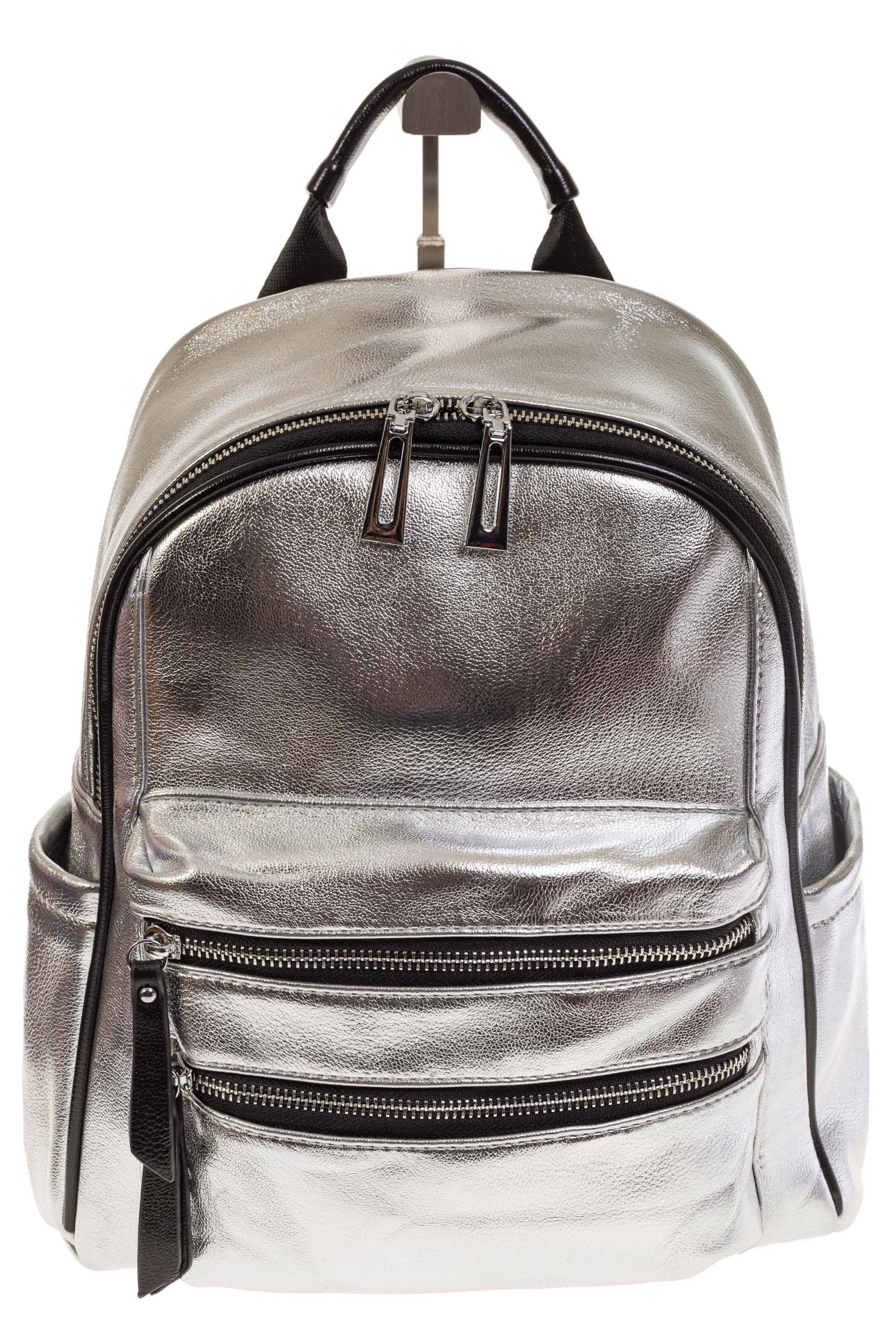 На фото 2 - Серебристый рюкзак с двумя кармашками на молнии