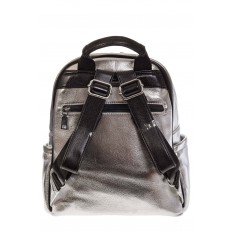 На фото 3 - Серебристый рюкзак с двумя кармашками на молнии